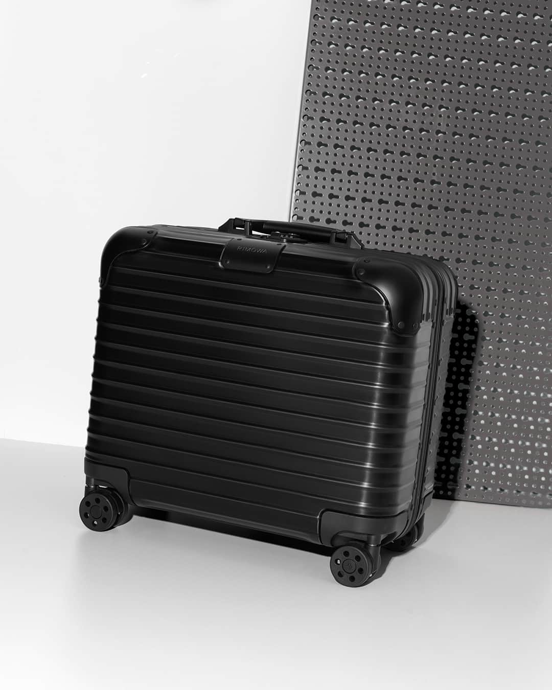 リモワさんのインスタグラム写真 - (リモワInstagram)「From briefcase to carry-on, the new RIMOWA Original Compact in Black is tailor-made for all your travels.  #RIMOWA #RIMOWAoriginal」9月18日 22時00分 - rimowa