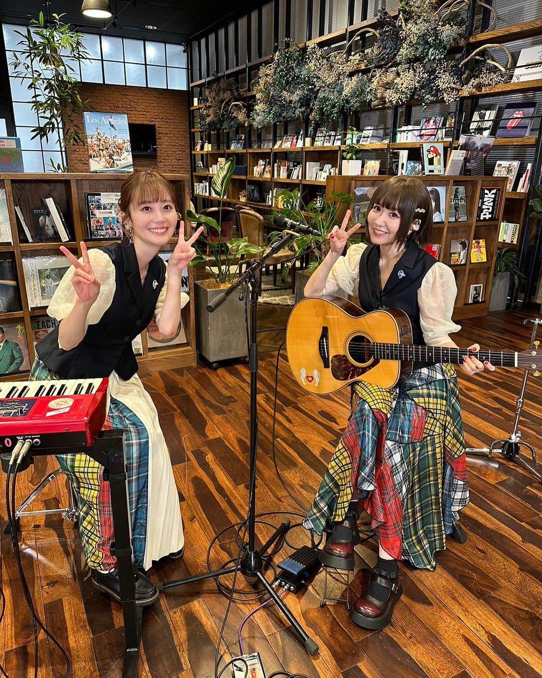 新津由衣さんのインスタグラム写真 - (新津由衣Instagram)「生配信ライブお集まり頂いたみなさま、ありがとうございました🙏✨✨  家族のようなファンのみなさまと あたたかい時間が過ごせて本当に幸せです💕嬉しいコメントも溢れて優しい空間だったね🥹 20年の絆と歴史の、濃さと深さと熟成を感じました。  アーカイブも後ほど公開されますので お見逃しの方もぜひご覧ください☺︎  そして、、 ようやく発表できました✨✨🙌  2024年6月29日(土) 日本橋三井ホールにて 20周年ありがとう感謝祭を行います ❤️❤️  RYTHEMの歴史を みなさまと一緒に歩み続けられるように 感謝を込めて 幸せな時間をお届けします🕊🕊✨  楽しみだね〜💕  リズムの森にて先行チケット受付もはじまりましたので、ぜひHPをチェックよろしくお願いいたします🤲  #RYTHEM」9月18日 22時00分 - neatsyui