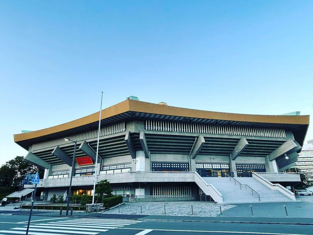 菅原卓郎のインスタグラム：「9月19日9年ぶりに 結成19周年の日本武道館  今日は剣道の大会が 催されていたのですが 明日はライブハウスになります  U-NEXTで配信もあります みんな見てください 2023年の9mmは すごいから」