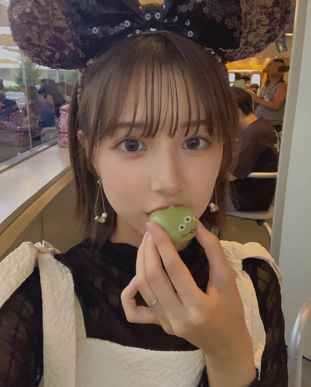 友恵温香のインスタグラム：「ダンボかプーさんのぬいぐるみ買いたかったんだけど、荷物多くなるからやめた😭😭次は買う🛒💭  最後の写真は和智のお気に入りらしいです(嬉しい)   #ディズニー  #ディズニーランド  #ディズニーコーデ  #ディズニーカチューシャ  #東京ディズニーランド  #東京  #disney」