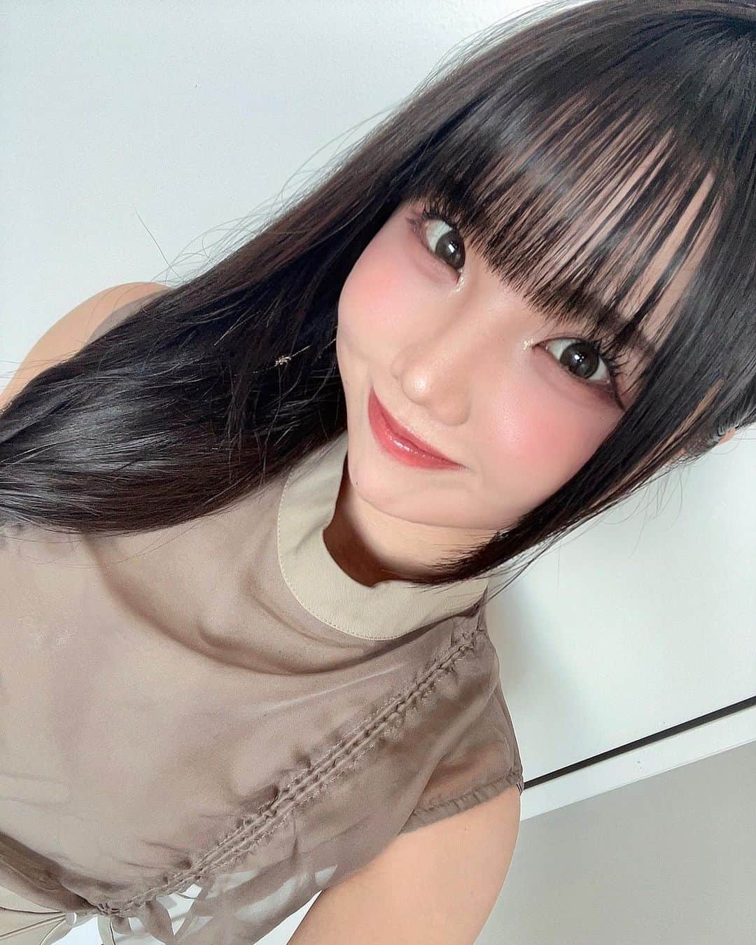 北川愛乃のインスタグラム：「.  よこにゃんのこと愛してる🥺？？  #ske48 #idol #現地でトーク会  #握手会 #チームs #楽曲  #愛してるって言われたことがない  #衣装 #タイトワンピース」