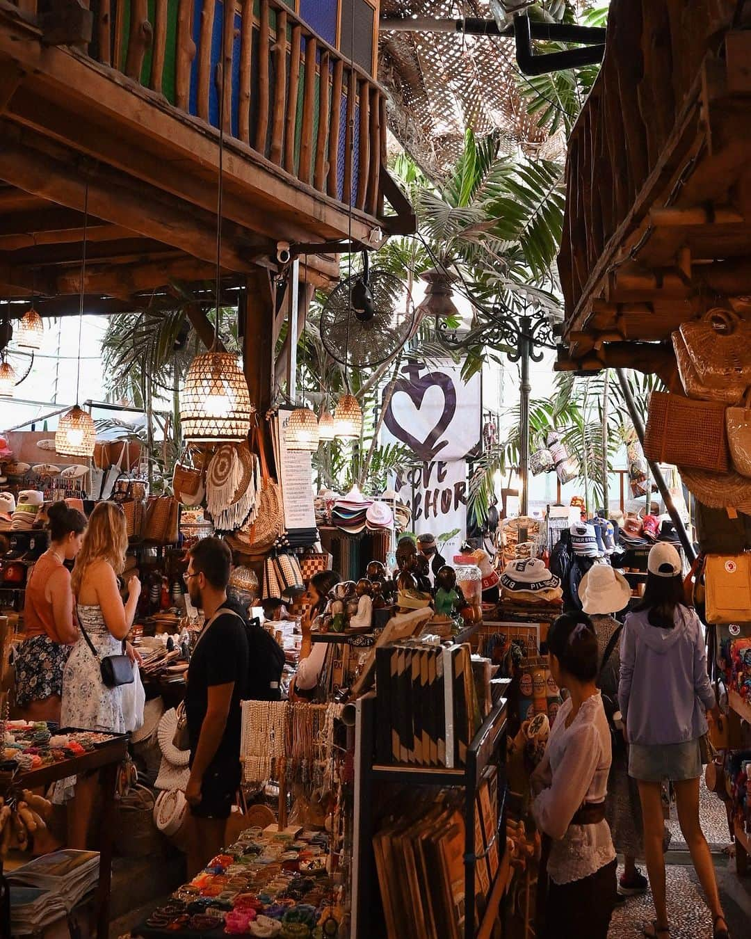 MEGのインスタグラム：「🧺 Canggu Love Anchor Store  チャングーにあるバザール。 お洒落な雑貨屋さんがたくさん。  可愛いアンクレットやバック、クッションカバーなどがギュッと詰まってる。  次バリ行く時は、荷物スカスカで色んな雑貨持って帰りたい😌  Open / 8:00-22:00  📍 Jl. Pantai Batu Bolong No.56, Canggu, Kec. Kuta Utara, Kabupaten Badung, Bali 80351 Indonesia   #loveanchor #cangguvibes #baliindonesia  #travelphotography  #travel #visitbali    #バリ島 #バリ旅行 #バリ島観光」