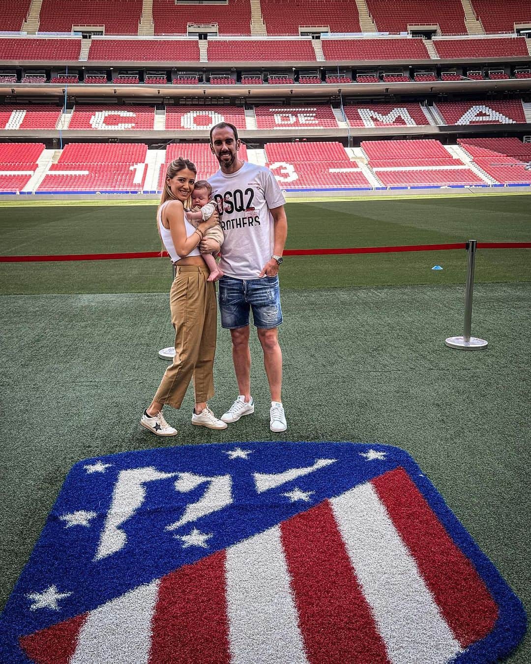 ディエゴ・ゴディンのインスタグラム：「Pilar, tenía muchas ganas de que conocieras este lugar tan especial para mí ❤️🤍  Bienvenida al @atleticodemadrid 🙌🏼   #DePadresAHijos #TerritorioAtleti」