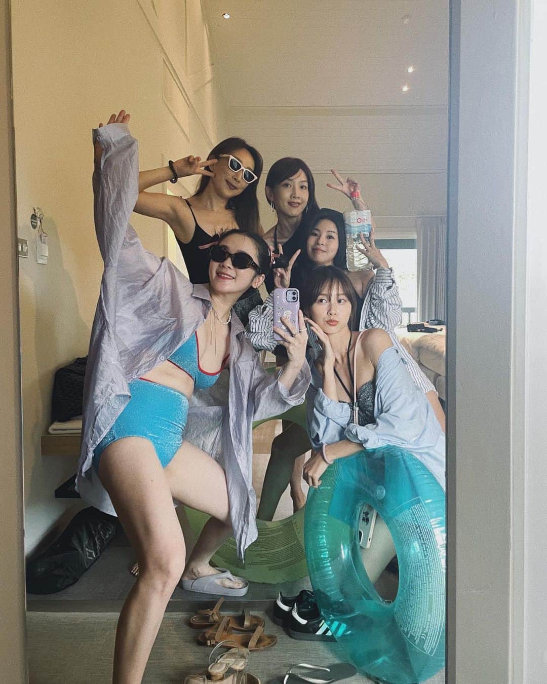 吳斐莉のインスタグラム：「三天兩夜到丘丘chill chill😚  我們五人行有三個9月生日寶寶 今年規劃了週末一起到花蓮 來場靜心之旅～ (結果玩得超瘋)  但這裡真的好Chill 被山以及大草地圍繞著 滿滿的蟲鳴鳥叫 睡覺時還疑似在房裡看到螢火蟲  超適合一群朋朋、親子、公司旅遊 當然我也有看到女孩自己一個人的🥰  這裡有很多靜心課程可以報名 頌缽、瑜珈、寫生 以及一些手作課程等等 也可以騎騎腳踏車 藉由這些靜下來跟自己對話  有個我很喜歡的「自心書房」 這裡書不多也不少 但都是有精選過的書 可以跟主人聊聊讀書心得 還可以預約排卡占卜或聊心事 就算只是聽主人講話都覺得被療癒了🥹  啊！我還有看到親子遊樂區 以及親子可以一起的課程 草原泡泡超好玩 飯店的說沒看過有人可以玩到1個小時的 我們超喜歡的😆  總之～ 花蓮住宿📝大家可以筆記起來yo💕  @churesort」