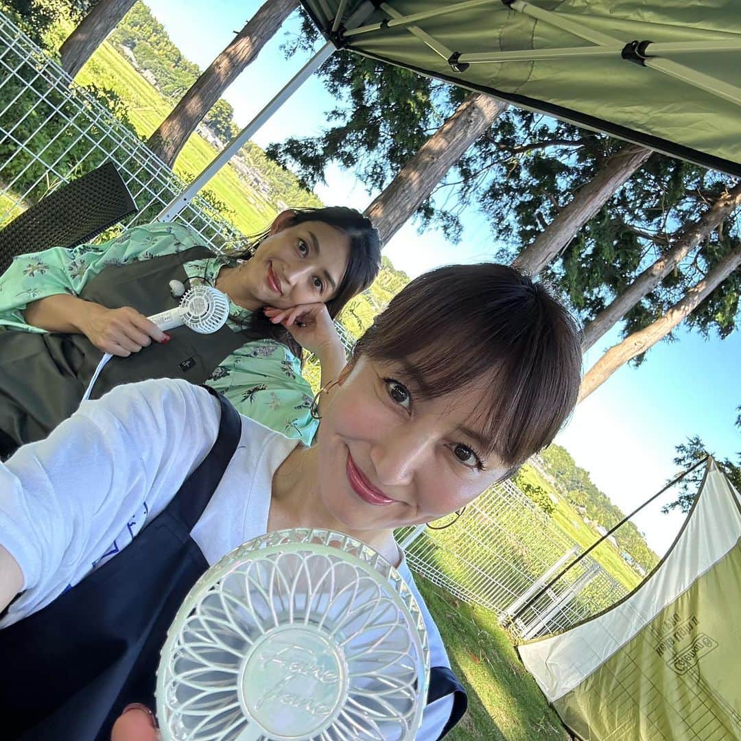 矢田亜希子のインスタグラム：「真珠と1日一緒だった今日😘💚 今日も暑すぎて扇風機が大活躍でした。 #真珠#旧友#もうすぐで30年の付き合いになるね#ロケでした#暑くて顔赤いし日焼けしてる💦」