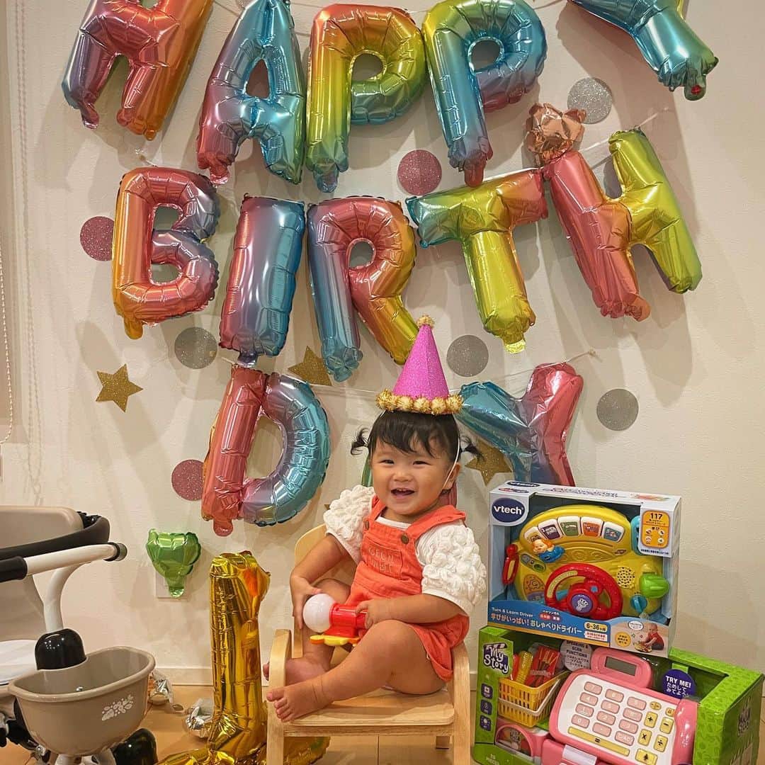 のインスタグラム：「.  🎉🎂Happy Birthday 🎂🎉  1年前の今日、3週間も早く産まれてきてくれてあの日色々ハプニングがあったこと、その中元気に産まれて来てくれた事、すごく覚えてる💭  ついこの間産んだばかりの感覚なのにもう1歳！  早くすぎて追いつかない成長ってすごいなぁ😌🫶  笑った時の顔がとても好き！  最近はなんでも真似っ子するようになってそれが凄く可愛い💓  癒しでしかない👼  これからもすくすく健康で元気に育ってね😄💕︎  だいすき💓  お誕生日おめでとう🎂   #誕生日  #バースデー  #happybirthday  #1歳  #赤ちゃん  #成長」