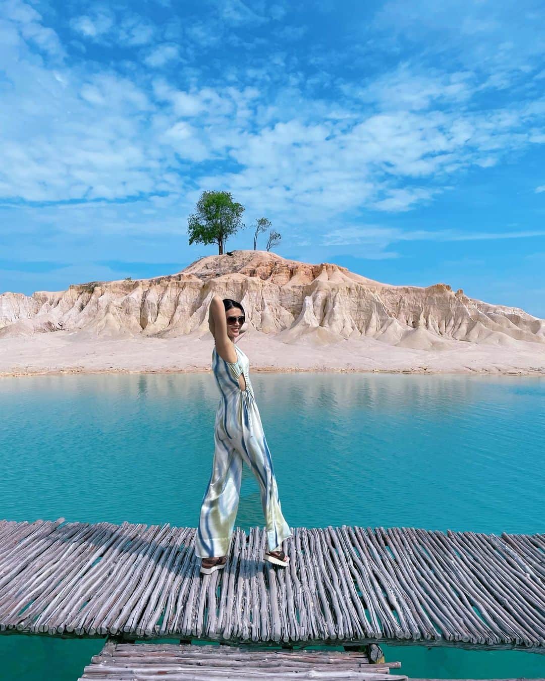 のインスタグラム：「. . ビンタン島にも足を伸ばしました。  初インドネシア🇮🇩 いつか本島に行ってみたいなー。  @suharacan  タクシー貸切出来るスハラちゃんがめちゃくちゃ丁寧に観光に連れて行ってくれた👏✨ しかも写真もムービーも全部撮ってくれた（笑） 感謝！ 行かれる方は絶対タクシー貸切にした方が良いですよ〜  #ビンタン島 #シンガポールからフェリーで一時間 #インドネシア #bintanisland」