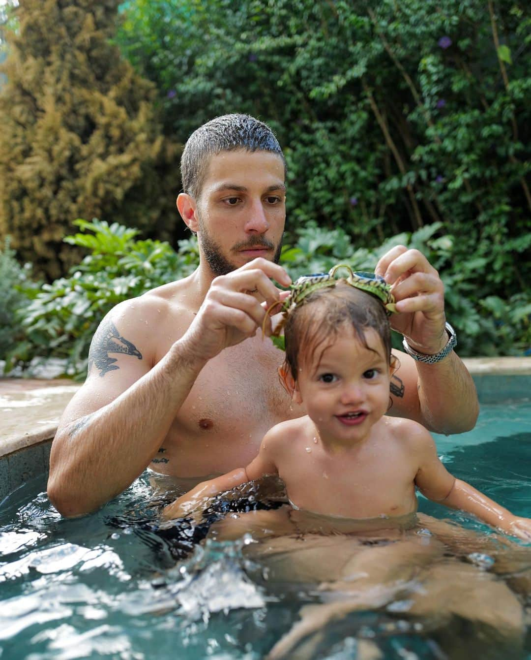 Chay Suedeさんのインスタグラム写真 - (Chay SuedeInstagram)「Um dumpão do sábado aqui em casa.  Teve rolinha, pisicina, moqueca e caos organizado.  Foto 1: Papai e Zezé arrasando na piscina.  Foto 2: Titio Gui Gui @guilhermeerrocha levando uma raspagenzinha clássica de seu irmão favorito.  Foto 3: Papai e Maria arrasando na piscina.  Foto 4: Eu tentando ganhar um cotovelinho do meu freguês @efallavena .  Foto 5: Mordidinha de amor não dói.  Foto 6: Papai focado tentando dominar o óculos de natação.  Foto 7: Todo sonho tem algum significado. Meu sonho...  fotos coloridas: @gregduboc  fotos pb: @pedrodimitrow」9月18日 22時09分 - chay