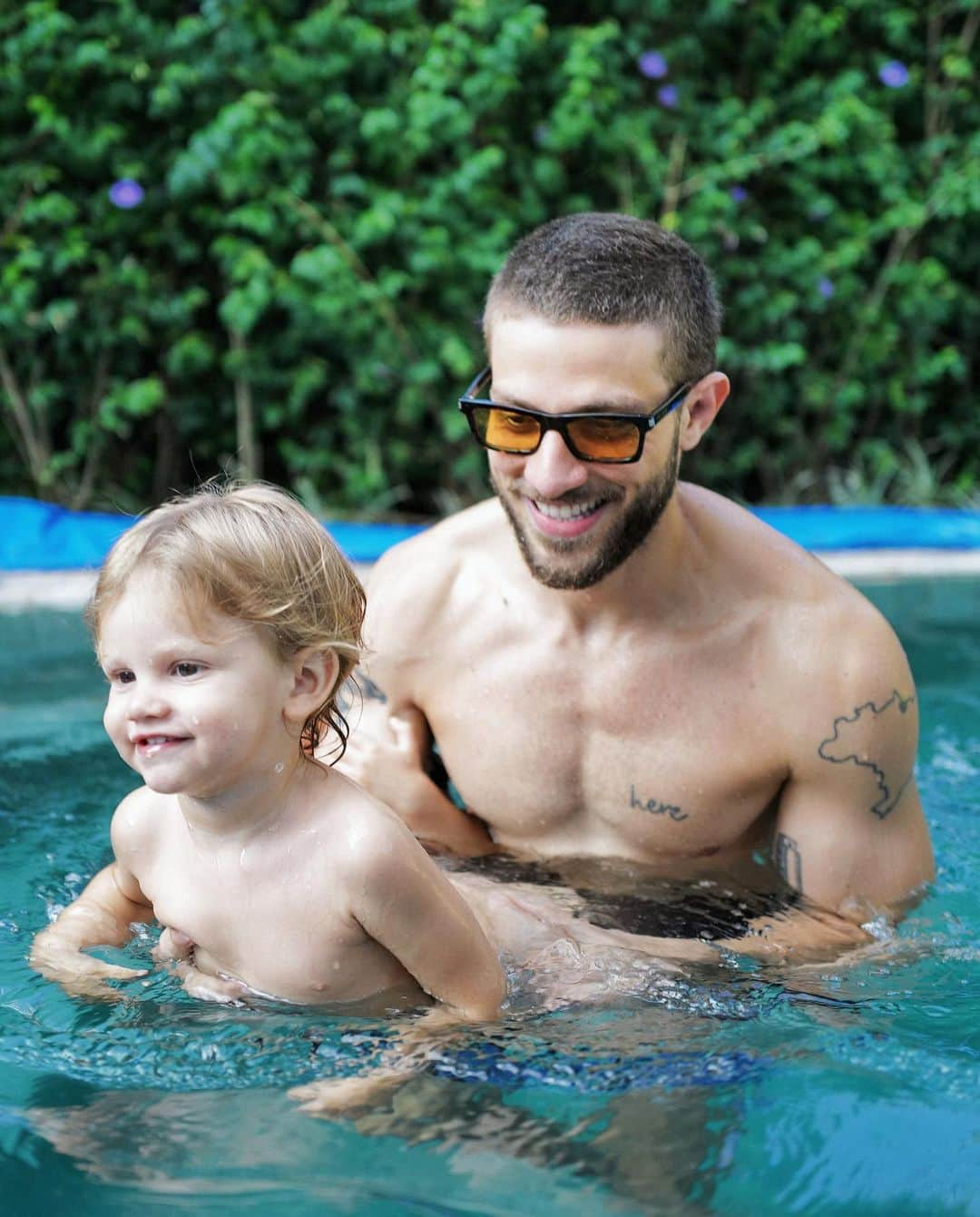 Chay Suedeのインスタグラム：「Um dumpão do sábado aqui em casa.  Teve rolinha, pisicina, moqueca e caos organizado.  Foto 1: Papai e Zezé arrasando na piscina.  Foto 2: Titio Gui Gui @guilhermeerrocha levando uma raspagenzinha clássica de seu irmão favorito.  Foto 3: Papai e Maria arrasando na piscina.  Foto 4: Eu tentando ganhar um cotovelinho do meu freguês @efallavena .  Foto 5: Mordidinha de amor não dói.  Foto 6: Papai focado tentando dominar o óculos de natação.  Foto 7: Todo sonho tem algum significado. Meu sonho...  fotos coloridas: @gregduboc  fotos pb: @pedrodimitrow」