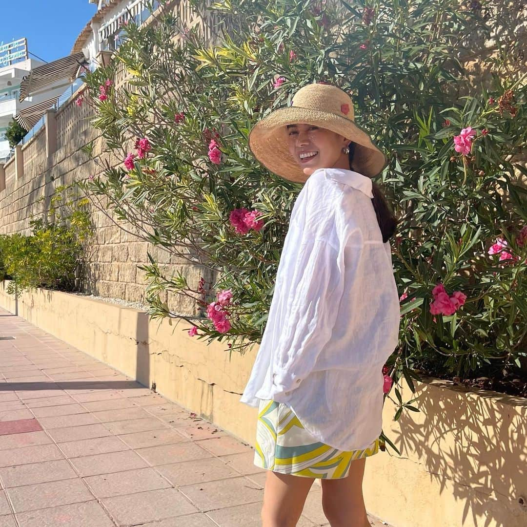 中林美和のインスタグラム：「ご機嫌な帽子と毎日一緒🌼⛱️🏝️  MAROAもね🧡  #spain#spain🇪🇸#mallorcaspain#mallorca#palmademallorca#summervacation#スペイン#マヨルカ島#夏休み」