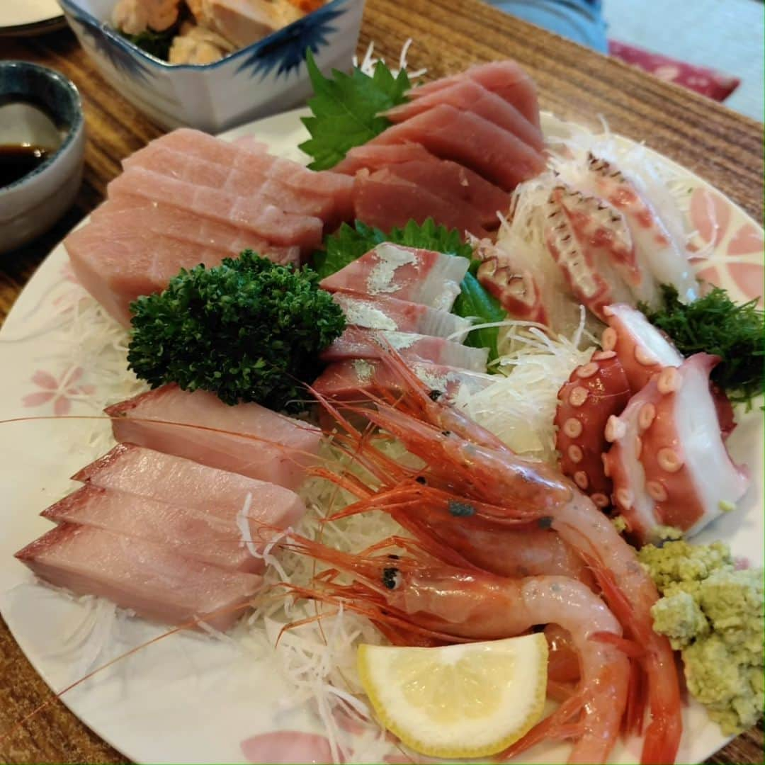 ロマンス河野のインスタグラム：「金曜日はお魚食べて日曜日は焼肉食べました。うまフィーでした。」