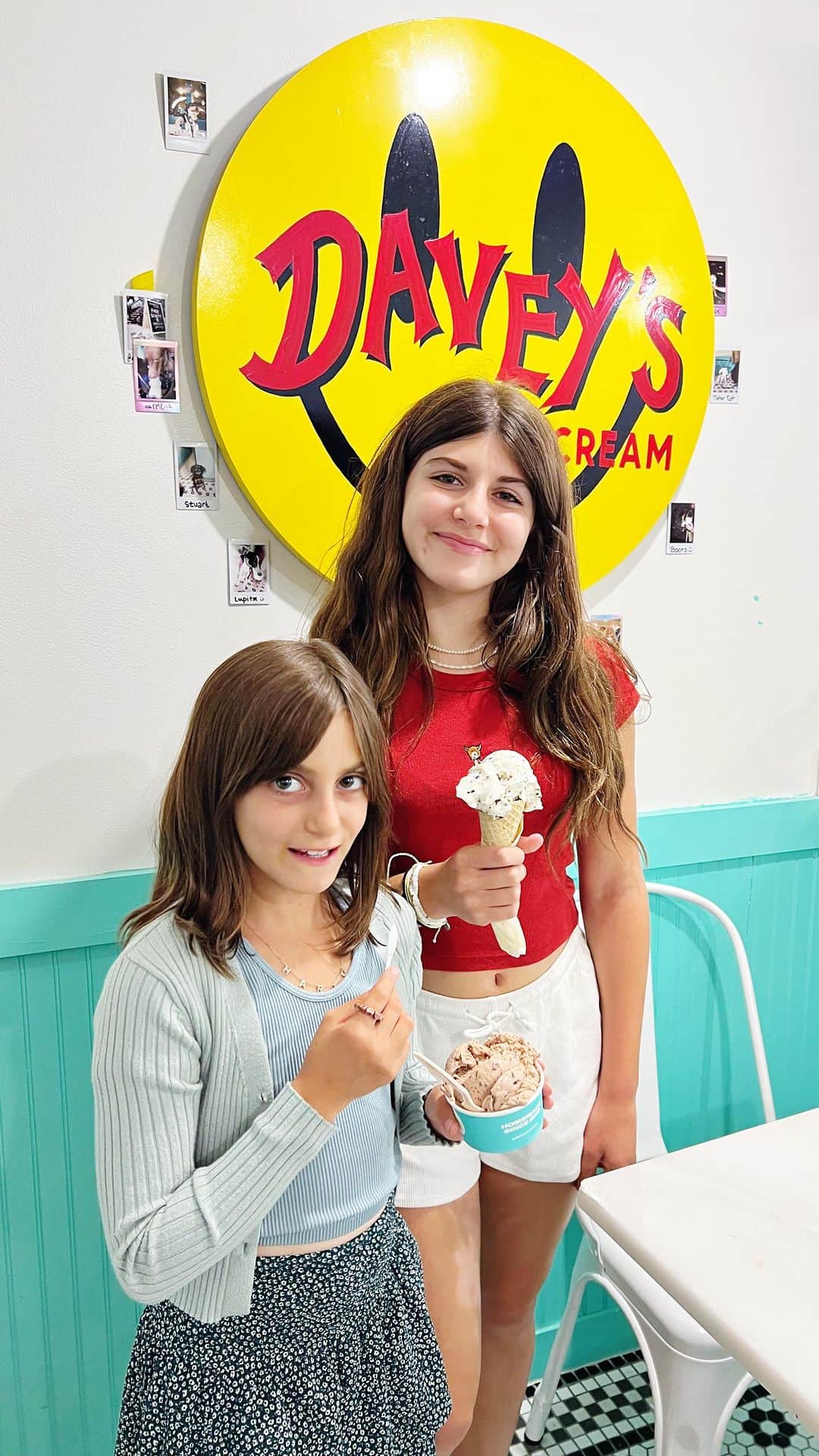 Ilana Wilesのインスタグラム：「First week of school in the life of a NYC mom! Shout out to my talented friend @emilyshalant who has a new store on the UES called Cocktails Boutique. And @timmchiusano who makes the dad versions of a day in NYC. So funny to have our paths cross accidentally!」