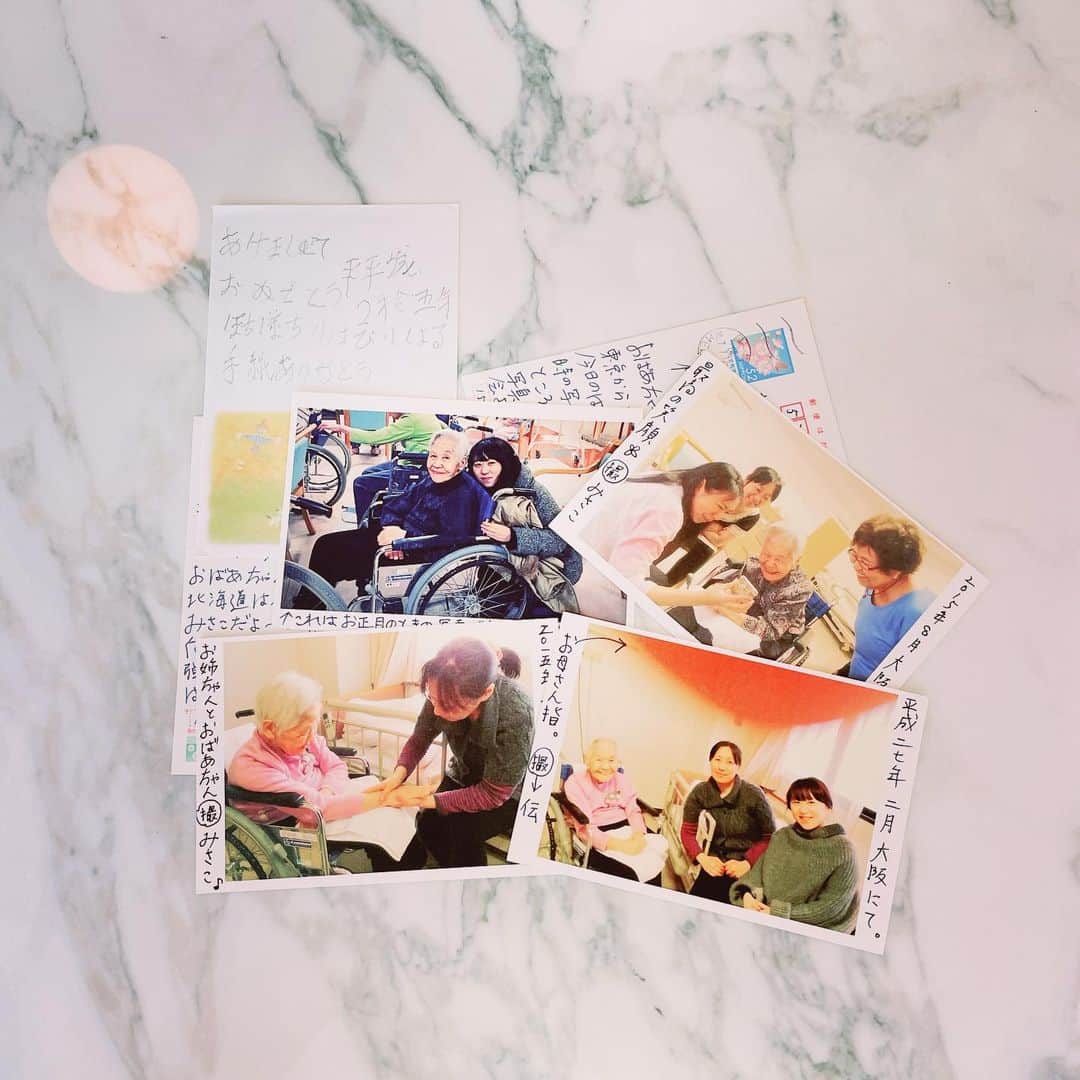 小谷美紗子のインスタグラム：「弾き語りライブ2023 「おばあちゃんへ」 無事に終わりました。 ありがとうございました。  ホームページの日記の写真をこちらにもペタ。詳しくは日記にて。  今日は敬老の日でしたが、皆さん良い一日でしたか？  若輩者が若輩者でいられる内に、できることをしておきたいものですな。  それにしても、敬老の日が真夏の様に暑いなんて、異常よな。歪みとか反動とかで、日本でも大きな災害が起きないか心配だわ。念のため備えておこう。  #敬老の日 #おばあちゃん  #おじいちゃん #長生きしてくれてありがとう」