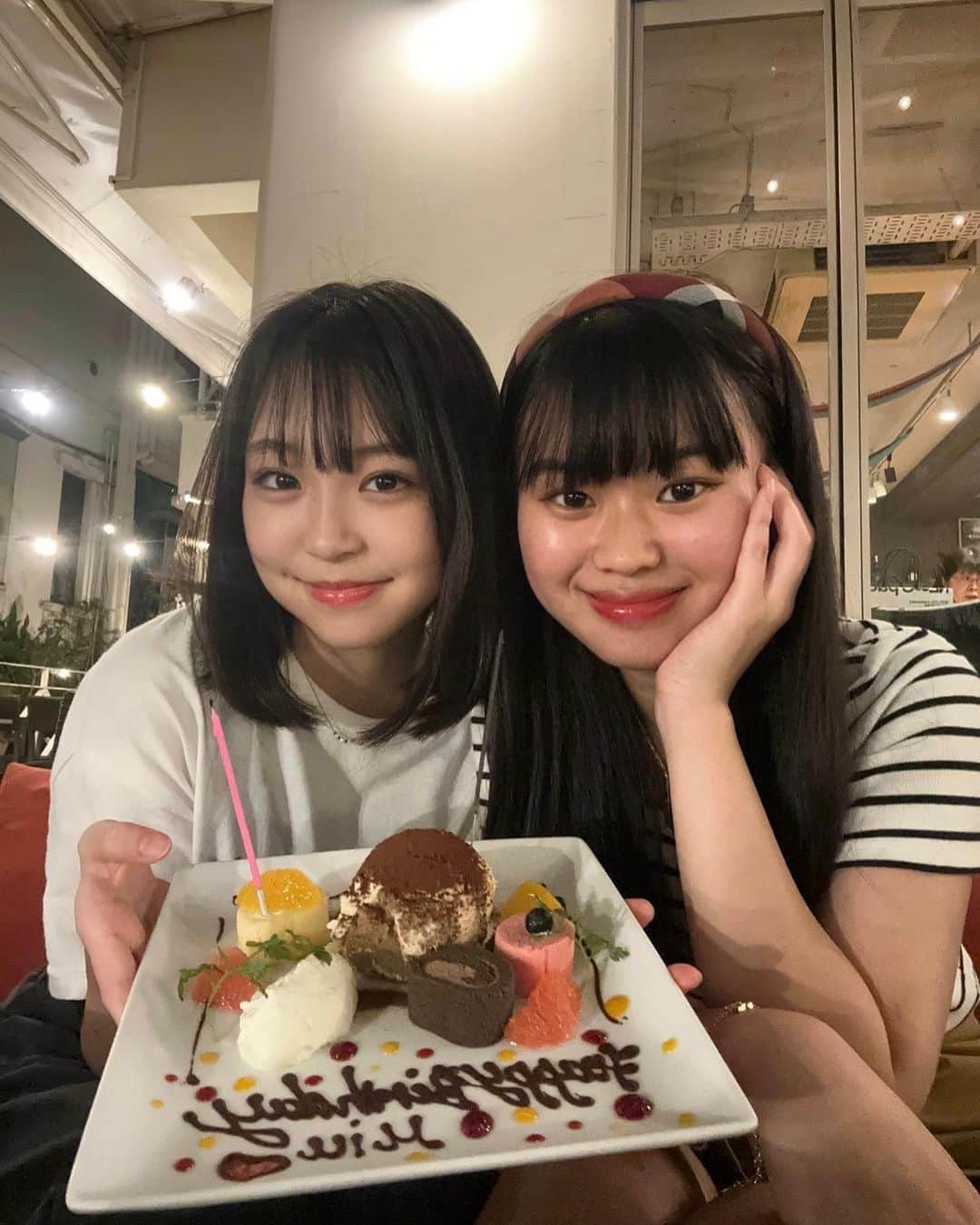 新井美羽のインスタグラム：「bestie多梨亜にお誕生日お祝いしてもらっちゃいました🎂  サプライズでした〜！ 嬉しかった♡ ありがとーう！  #藤田多梨亜 #新井美羽 #トップコート #topcoat」