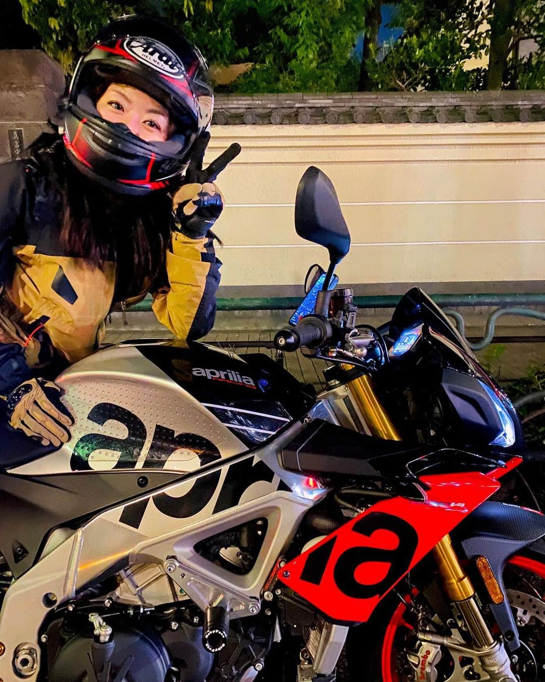 のインスタグラム：「朝夕は涼しくなってきたので、夜流しでV4出動  #aprilia #tuonoV4 @apriliajapan  #bearacer  #apriliatuono  #木村亜美」