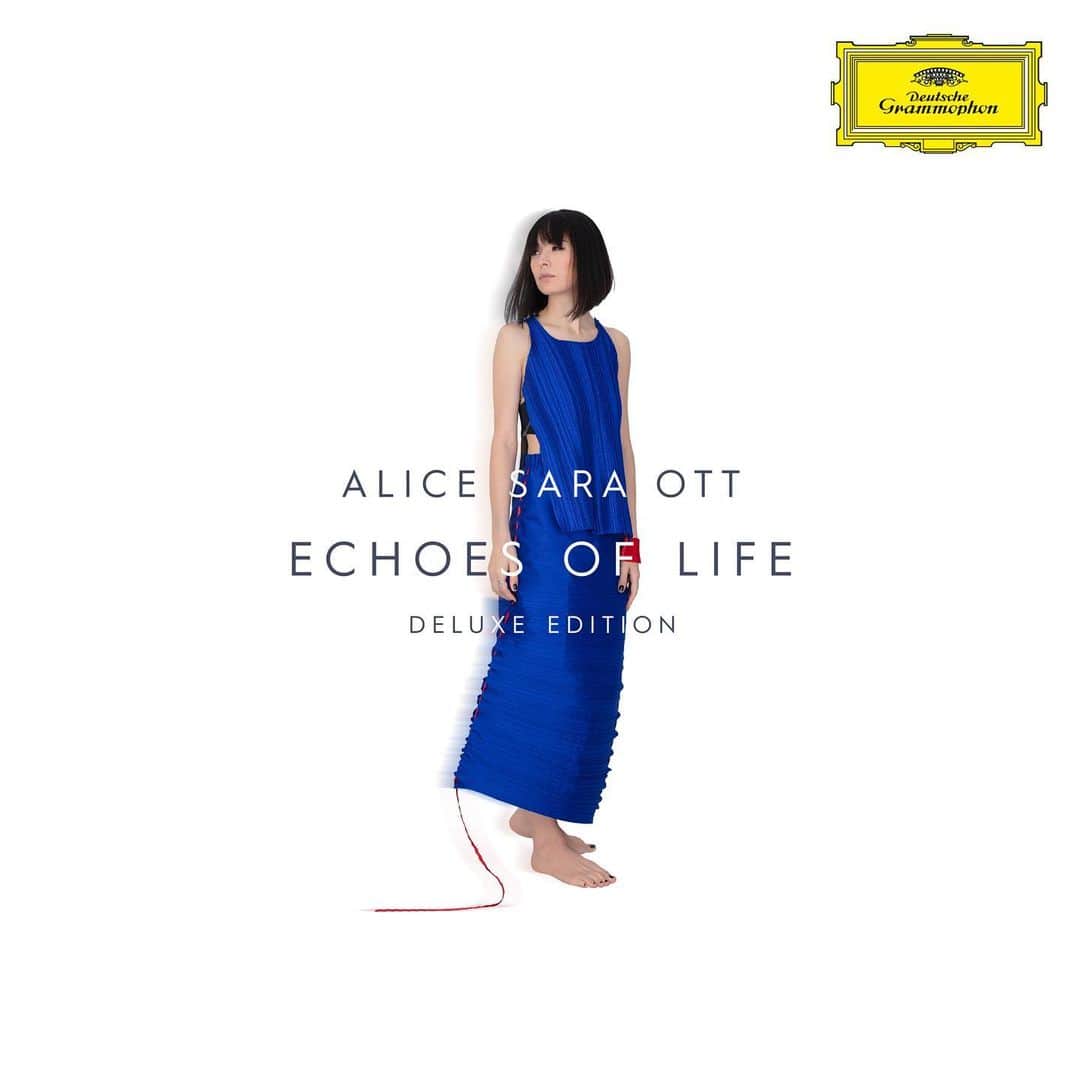 アリス＝紗良・オットさんのインスタグラム写真 - (アリス＝紗良・オットInstagram)「I am thrilled to share with you the cover of my forthcoming @dgclassics album, Echoes Of Life - Deluxe Edition. With 11 new tracks this album is an extended version of the original Echoes Of Life. The two album covers show different stages of this project and I would love to share with you my thoughts behind them.  It‘s also for the first time that I have designed the album covers.  •  The original album came together during the pandemic. In this sudden state of standstill and isolation, in which we were physically shielded from the outside world but mentally absorbing so many of its dissonances, my little bubble was filled with nothing but my own thoughts, echoing over and over again. All the associations I made with the music of the album were based on those.   On this cover I am turned inwards, trying to hole up, and the blue distortions represent all the echoes around and inside me.   •  For the Deluxe Edition I wanted a cover that reflected on the transformation I went through with this project. With each person who joined and with each new perspective, my little bubble grew bigger. And when I began to play the program live in concerts, I realized that this was no longer just my own journey. Everywhere I went, audience members wrote to me about what they experienced. And as my initial associations began to fade, the stories of the people who experienced Echoes Of Life began to take shape and echo through the concert halls with the music.   On this cover, the space around me has grown bigger and I have become a more distant figure. As if I am realizing that I am a small person in a much bigger space. The red thread on the dress was actually the subject of quite some discussion. Some loved it immediately while others wondered if it should be cut out of the picture. I decided to keep it because it has a poetic meaning in Japan, my mother's homeland. It’s said that some people are connected through an invisible red thread throughout their lives, regardless of place, time and circumstances. And I like to think that my red thread here is connected to many other invisible threads in the picture, belonging to all those who helped me transform Echoes Of Life.」9月18日 22時19分 - alicesaraott_official