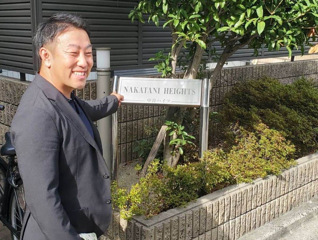 中谷一馬さんのインスタグラム写真 - (中谷一馬Instagram)「【おもひでぽろぽろ🥲】 ちょっと前の話ですが、小中学生時代に数年間お世話になった大阪府の東大阪市へお邪魔しました。 私自身、家庭環境が複雑過ぎて、幼稚園2園、小学校4校、中学校2校転校していますので、振り返れば本当に色々な地域の方にお世話になっておりますが、この大阪の地に移り住んだ時は父母が離婚した直後で本当に生活が厳しい極貧の時期だったので、今でも当時の記憶が鮮明に残っています。 母は昨年他界をしましたが、育った長家を久しぶりに見て感じたことは、母一人で子ども三人を育てるのは本当に大変だっただろうなということ。只々感謝をしながら昔を振り返っておりました。  また知りませんでしたが、出身中学に訪問した際、Wikipediaに出ていることを知り、気恥ずかしい想いと故郷に何かしらの足跡が残っているのだなと感慨深い思いに浸りました。  中学2年生で神奈川の日吉に引っ越してから約25年ぶりの訪問となりましたが、この歳になってもわざわざ集まってくれる昔馴染みの友達に心から感謝の一日でした。  みんな貴重な時間とかけがえのない思い出を本当にありがとう。  https://ja.m.wikipedia.org/wiki/%E6%9D%B1%E5%A4%A7%E9%98%AA%E5%B8%82%E7%AB%8B%E7%9B%BE%E6%B4%A5%E6%9D%B1%E4%B8%AD%E5%AD%A6%E6%A0%A1」9月18日 22時19分 - kazuma_nakatani