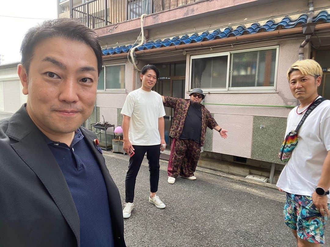 中谷一馬さんのインスタグラム写真 - (中谷一馬Instagram)「【おもひでぽろぽろ🥲】 ちょっと前の話ですが、小中学生時代に数年間お世話になった大阪府の東大阪市へお邪魔しました。 私自身、家庭環境が複雑過ぎて、幼稚園2園、小学校4校、中学校2校転校していますので、振り返れば本当に色々な地域の方にお世話になっておりますが、この大阪の地に移り住んだ時は父母が離婚した直後で本当に生活が厳しい極貧の時期だったので、今でも当時の記憶が鮮明に残っています。 母は昨年他界をしましたが、育った長家を久しぶりに見て感じたことは、母一人で子ども三人を育てるのは本当に大変だっただろうなということ。只々感謝をしながら昔を振り返っておりました。  また知りませんでしたが、出身中学に訪問した際、Wikipediaに出ていることを知り、気恥ずかしい想いと故郷に何かしらの足跡が残っているのだなと感慨深い思いに浸りました。  中学2年生で神奈川の日吉に引っ越してから約25年ぶりの訪問となりましたが、この歳になってもわざわざ集まってくれる昔馴染みの友達に心から感謝の一日でした。  みんな貴重な時間とかけがえのない思い出を本当にありがとう。  https://ja.m.wikipedia.org/wiki/%E6%9D%B1%E5%A4%A7%E9%98%AA%E5%B8%82%E7%AB%8B%E7%9B%BE%E6%B4%A5%E6%9D%B1%E4%B8%AD%E5%AD%A6%E6%A0%A1」9月18日 22時19分 - kazuma_nakatani