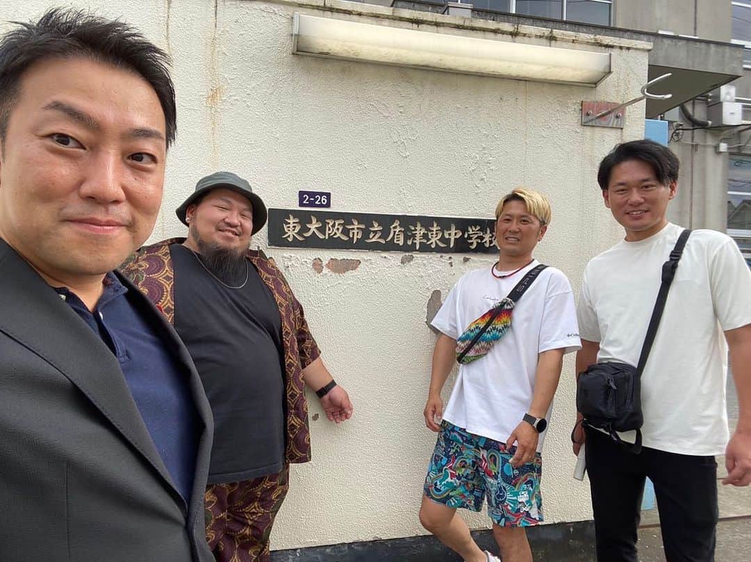 中谷一馬さんのインスタグラム写真 - (中谷一馬Instagram)「【おもひでぽろぽろ🥲】 ちょっと前の話ですが、小中学生時代に数年間お世話になった大阪府の東大阪市へお邪魔しました。 私自身、家庭環境が複雑過ぎて、幼稚園2園、小学校4校、中学校2校転校していますので、振り返れば本当に色々な地域の方にお世話になっておりますが、この大阪の地に移り住んだ時は父母が離婚した直後で本当に生活が厳しい極貧の時期だったので、今でも当時の記憶が鮮明に残っています。 母は昨年他界をしましたが、育った長家を久しぶりに見て感じたことは、母一人で子ども三人を育てるのは本当に大変だっただろうなということ。只々感謝をしながら昔を振り返っておりました。  また知りませんでしたが、出身中学に訪問した際、Wikipediaに出ていることを知り、気恥ずかしい想いと故郷に何かしらの足跡が残っているのだなと感慨深い思いに浸りました。  中学2年生で神奈川の日吉に引っ越してから約25年ぶりの訪問となりましたが、この歳になってもわざわざ集まってくれる昔馴染みの友達に心から感謝の一日でした。  みんな貴重な時間とかけがえのない思い出を本当にありがとう。  https://ja.m.wikipedia.org/wiki/%E6%9D%B1%E5%A4%A7%E9%98%AA%E5%B8%82%E7%AB%8B%E7%9B%BE%E6%B4%A5%E6%9D%B1%E4%B8%AD%E5%AD%A6%E6%A0%A1」9月18日 22時19分 - kazuma_nakatani
