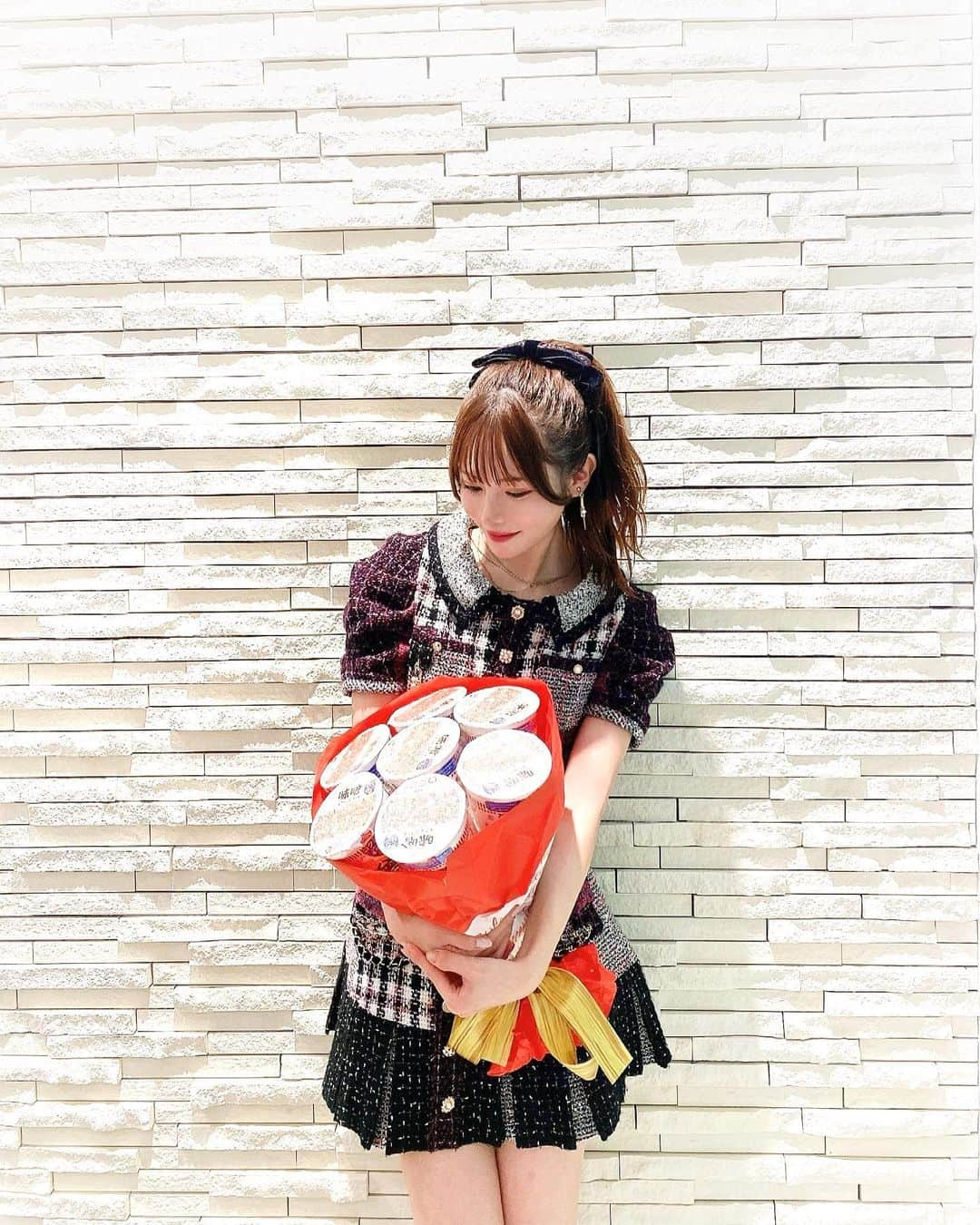 込山榛香さんのインスタグラム写真 - (込山榛香Instagram)「カップヌードルブーケ頂きました💐 ⁡ サプライズのお誕生日お祝い凄く嬉しかったです🥺  ⁡ ⁡ 麺9でのカップヌードルLIVE ありがとうございました🎤 ⁡ 特別なカップヌードルステージで歌えて 凄く楽しかったです✨ ⁡ ⁡ ⁡ 皆さん私の推しヌードルの〈味噌味〉は もう食べてくれましたか？♡ ⁡ ⁡ ⁡ ⁡ #カップヌードル #AKB48 #idol #live」9月18日 22時31分 - komiharu_official