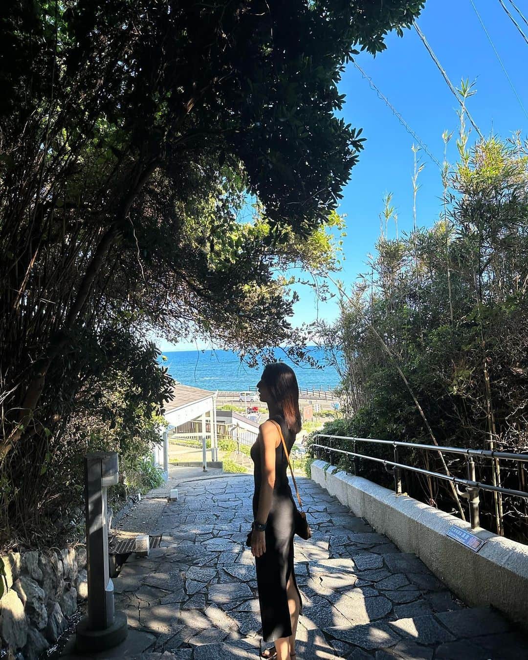 井川絵美のインスタグラム：「・ ・ 📍Pacific Cafe ・ 御前崎までドライブ 海の目の前のハワイアンカフェで 遅めのランチ🍽️ カラマリサラダ美味しかったー！ もう一皿いけたな…  御前崎灯台にも登ってみた！ のぼりながら観える景色が 綺麗すぎて感動♡ 御前崎まだまだ夏でした！ 泳げないけど、海は大好き💙 いやされた〜 ・ #御前崎市 #御前崎ランチ #パシフィックカフェ #pacificcafe  #御前崎灯台」