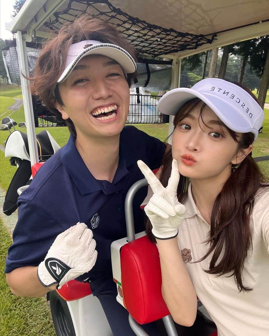 田久保夏鈴のインスタグラム：「ゴルフ旅行楽しかった⛳️ プチ新婚旅行か？🤣🫶🏼🩷 1年ぶり?くらいのゴルフでしたが、スコアは102でした！年内に100切れそう。  コーデめっちゃお気に入りだったからまた単品で載せるー！ @adametrope のお揃いのアウター、まだ着るには全然早いけど可愛すぎたので持ってって着ちゃった（笑）お揃いもたくさん増やしましょうね👱🏼‍♂️  あ、今日はファミリーチャンネルにYouTube上がってるので是非寝る前にでもみてください😴🌙」