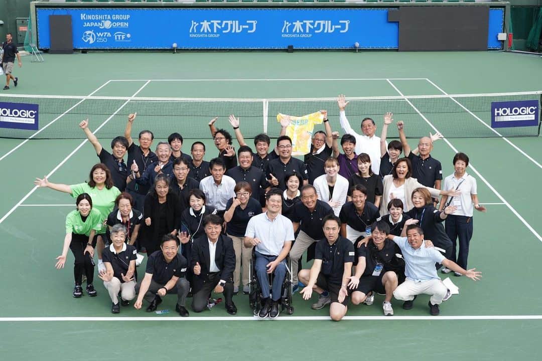 のインスタグラム：「Debut as tournament director! Good showcase for wheelchair tennis in WTA250 tournament👍 木下グループジャパンオープン、WTAの今大会で初めて車いすテニスが仲間に加わりました。その記念すべき第一回の大会にトーナメントディレクターとして携わりました。 今まで選手としてでは見えなかった事が多く、大会運営の大変さを実感。勉強になりました。 不慣れな事も多くありましたが、選手やスタッフ、トレーナーやリペアの方々、大会スポンサー様の御協力のお陰で、車いすテニスをWTA大会で開催できホッとしています。皆様に心から感謝致します。 会場にお越し頂いた観客の皆様、暑い中有難うございました。 また来年、より良い大会になるように頑張りましょう💪 @kinoshitagroupjapanopen photo:Akira Ando」