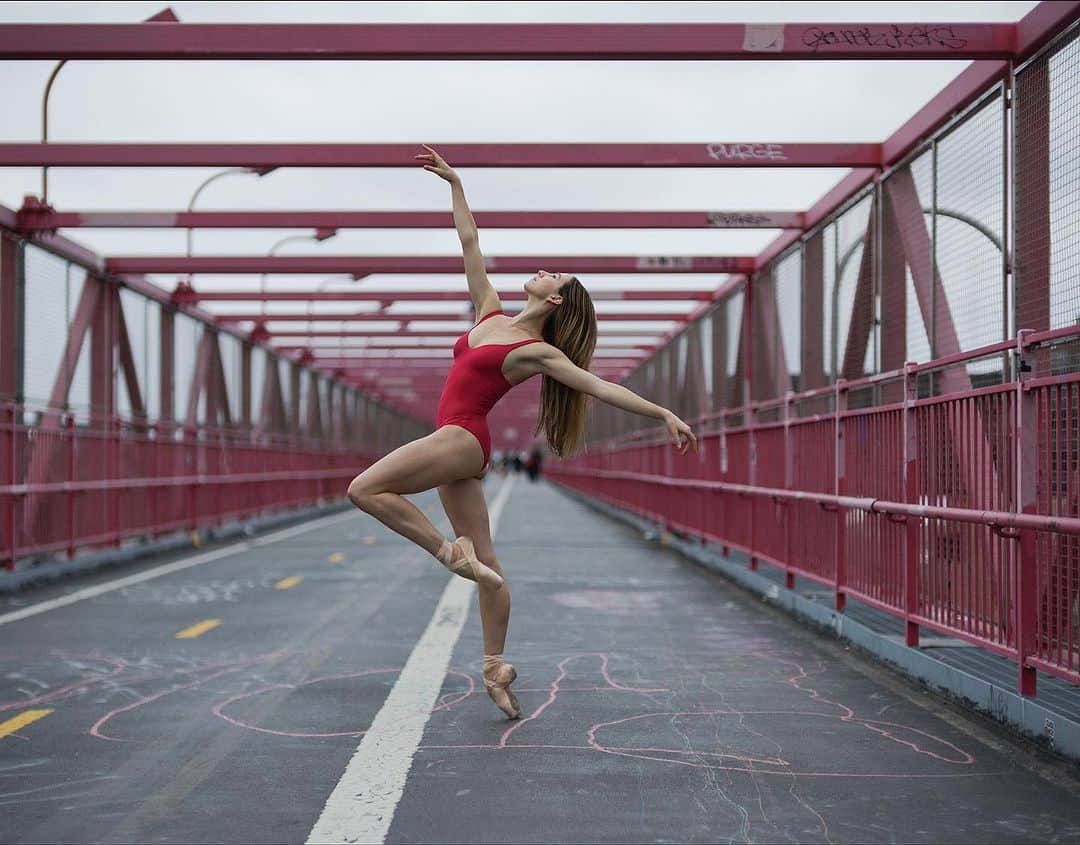 ballerina projectのインスタグラム：「𝐈𝐬𝐚𝐛𝐞𝐥𝐥𝐚 𝐁𝐨𝐲𝐥𝐬𝐭𝐨𝐧 on the Williamsburg Bridge in New York City.   @isabellaboylston #isabellaboylston #ballerinaproject #williamsburgbridge #newyorkcity #ballerina #ballet #dance #wolford   Ballerina Project 𝗹𝗮𝗿𝗴𝗲 𝗳𝗼𝗿𝗺𝗮𝘁 𝗹𝗶𝗺𝗶𝘁𝗲𝗱 𝗲𝗱𝘁𝗶𝗼𝗻 𝗽𝗿𝗶𝗻𝘁𝘀 and 𝗜𝗻𝘀𝘁𝗮𝘅 𝗰𝗼𝗹𝗹𝗲𝗰𝘁𝗶𝗼𝗻𝘀 on sale in our Etsy store. Link is located in our bio.  𝙎𝙪𝙗𝙨𝙘𝙧𝙞𝙗𝙚 to the 𝐁𝐚𝐥𝐥𝐞𝐫𝐢𝐧𝐚 𝐏𝐫𝐨𝐣𝐞𝐜𝐭 on Instagram to have access to exclusive and never seen before content. 🩰」