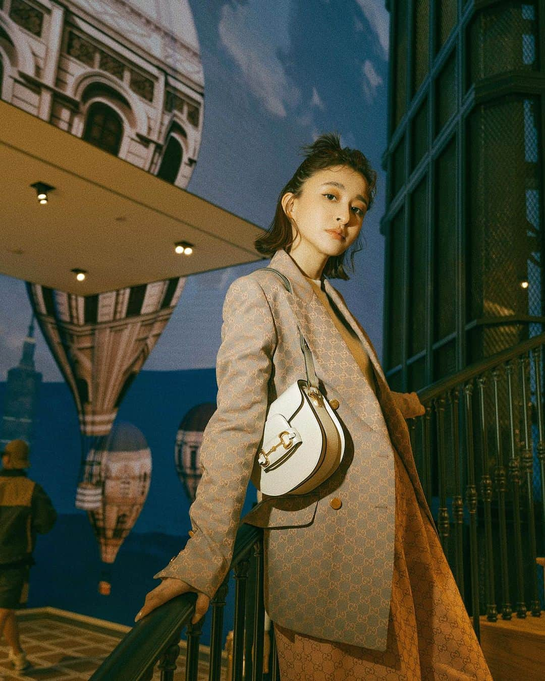 Kerinaのインスタグラム：「@gucci 101旗艦店全新開幕✨ 裡面裝潢超美～ 全球唯一高達十米的LED藝術牆面及很好拍 還有歐式樓梯配上復古電梯 而且男女包款鞋款都很齊全很好買 現在在101店還有「Gucci Salon」的頂級訂製服務  裝潢美到很值得大家特別進去逛逛唷💗 #GUCCI #可惜沒有看到安孝燮本人🥺」