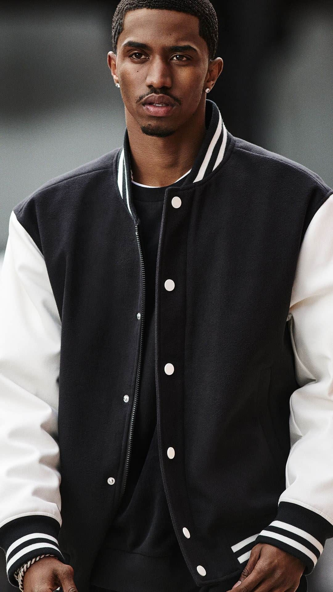 DKNYのインスタグラム：「A New York look hits different.   @kingcombs on his New York state of mind.」