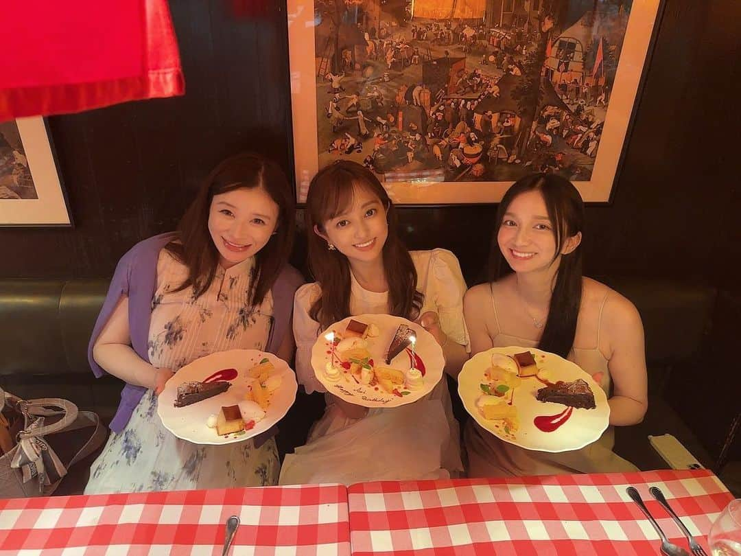 手島優さんのインスタグラム写真 - (手島優Instagram)「・  先日〜  芹那ときくりん(菊地亜美ちゃん)とランチしたよ🍽️  その時に きくりんのお誕生日祝いしたよ🎂  サプライズ大成功でしたよん🌈😙わーい㊗️   と思ってたら… この日の主役に　  赤ちゃん用と私本人にプレゼント貰っちゃった🎁　 　  やーん🥺ありがとん💓 うれてぃー⤴︎  めっちゃ使えるやーつ達♡ 大事にするね🧚‍♀️ 　 　 　  ・  最後から2番目と最後の写真が何でこんな顔なのか？？っていう真相は〜　 近々芹那のYouTubeでアップされるかも🤫？！  ほんとたまらんくらい楽し過ぎた時間でした✨🤣✨  長い時間話してはいたけど全然喋り足りなかった。笑 　　  ほんとおもろい2人だわ🫶 大好き過ぎる❤️   　  #芹那　#菊地亜美　#ランチ　#誕生日　#お祝い　#プレゼント　#ありがとう　#おめでとう　#赤ちゃん用品　#便利 #楽しかった　#幸せ　#笑いすぎた  #大好きな人 #結婚式にも来てくれた　#大切な友達」9月18日 22時40分 - tejimayuu0827