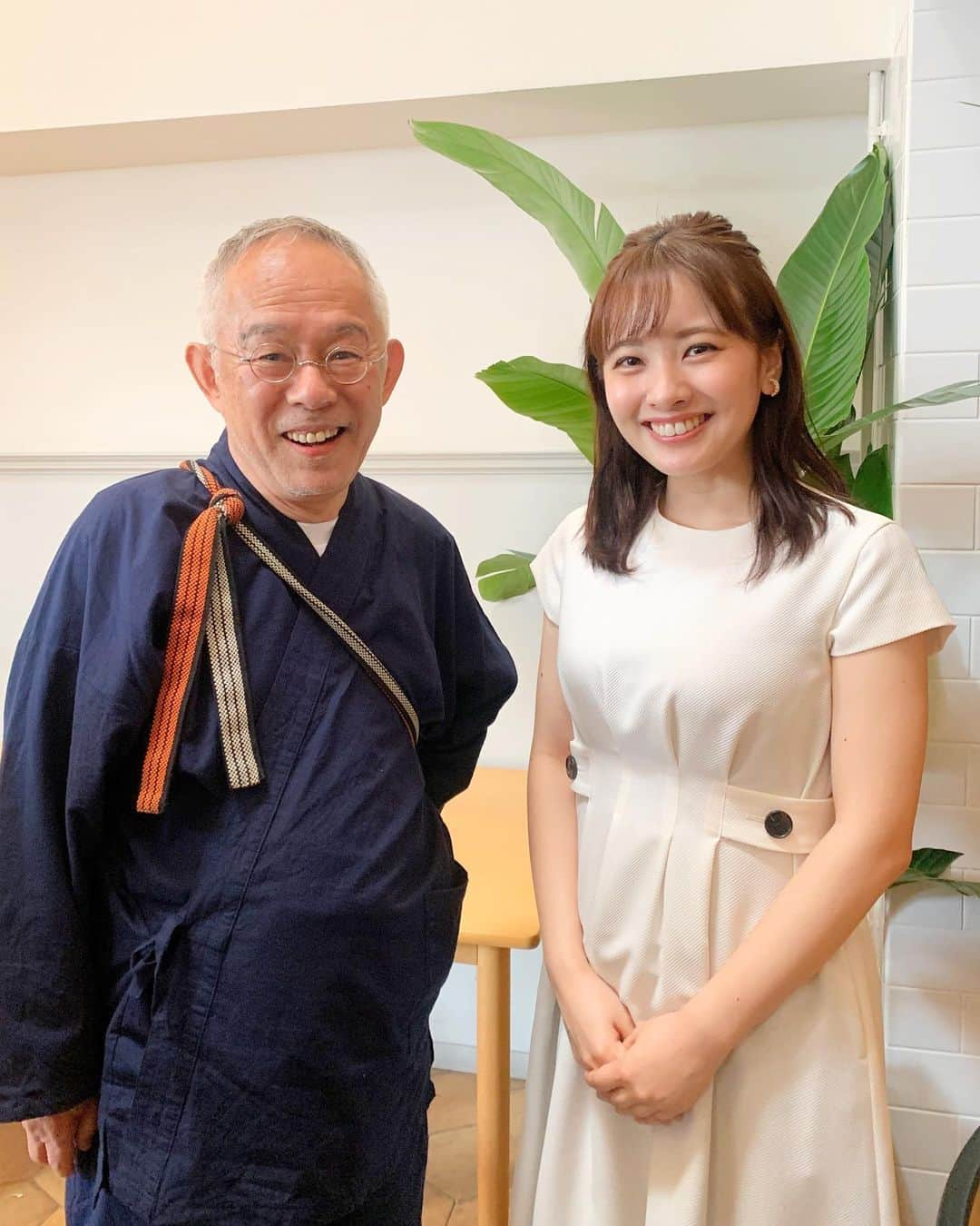 河出奈都美さんのインスタグラム写真 - (河出奈都美Instagram)「. 6月末にオープンしてから 東京での開催も1週間を切った 「金曜ロードショーとジブリ展」。  開会式では、 鈴木敏夫プロデューサーとお話しさせていただくことができました。  尊敬する方とこうしてお会いできるだけでも感無量なのに、 気さくに話してくださり もう何というか…。とにかく嬉しかったです(語彙力)  司会の挨拶の時には、鈴木さんが舞台袖で待っている中、 湯婆婆のモノマネを披露しました。笑 終わってから若干不安になりましたが、 鈴木さん笑ってたよと後から聞いて 心から安心しました。笑  今日のジブリを築いてきた人たちの想いに触れながら楽しめる展示会だと その魅力に改めて気付かされました✨  あこがれの #鈴木敏夫 さんと  #ジブリ#ジブリ展 #ジブリ好き #金曜ロードショー #金曜ロードショーとジブリ展 #日本テレビ #アナウンサー #河出奈都美  #Audire #ntv_product "Audire"=アウディーレは日本テレビアナウンサーの声から生まれたブランドです。 @audire_official」9月18日 22時40分 - kawade_natsumi