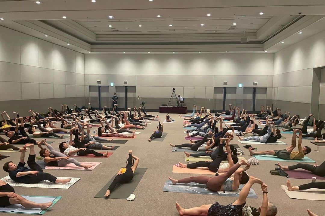 Ken Harakumaさんのインスタグラム写真 - (Ken HarakumaInstagram)「@yogafestjp  最終日ケンハラクマのアシュタンガヨガプライマリーシリーズ&プラナヤマ・瞑想クラス❣️ ご参加いただいた皆さん、デモンストレーションの3名の講師 @fumiinaa_yoga  @marikokawakami_yoga  @u_ka_music  ヨガウェア提供いただいた @easyogajp 、 ヨガフェスタ運営事務局スタッフの皆さん、ありがとうございました🙏🙏🙏 ❤️❤️❤️ @international_yoga_center」9月18日 22時41分 - kenharakuma