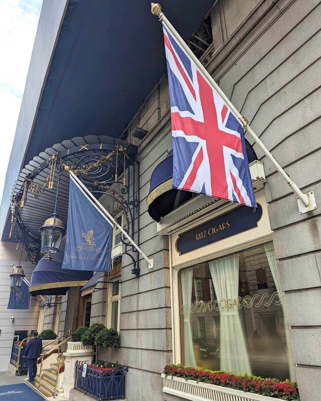 のインスタグラム：「. @theritzlondon 🇬🇧 . . #london #england #londontravel #ritzlondon #ayumi_y_gourmet #ayumi_y_travel #ロンドン #イギリス #ロンドン旅行 #イギリス旅行 #リッツロンドン #ヨーロッパ旅行 #ヨーロッパ周遊」