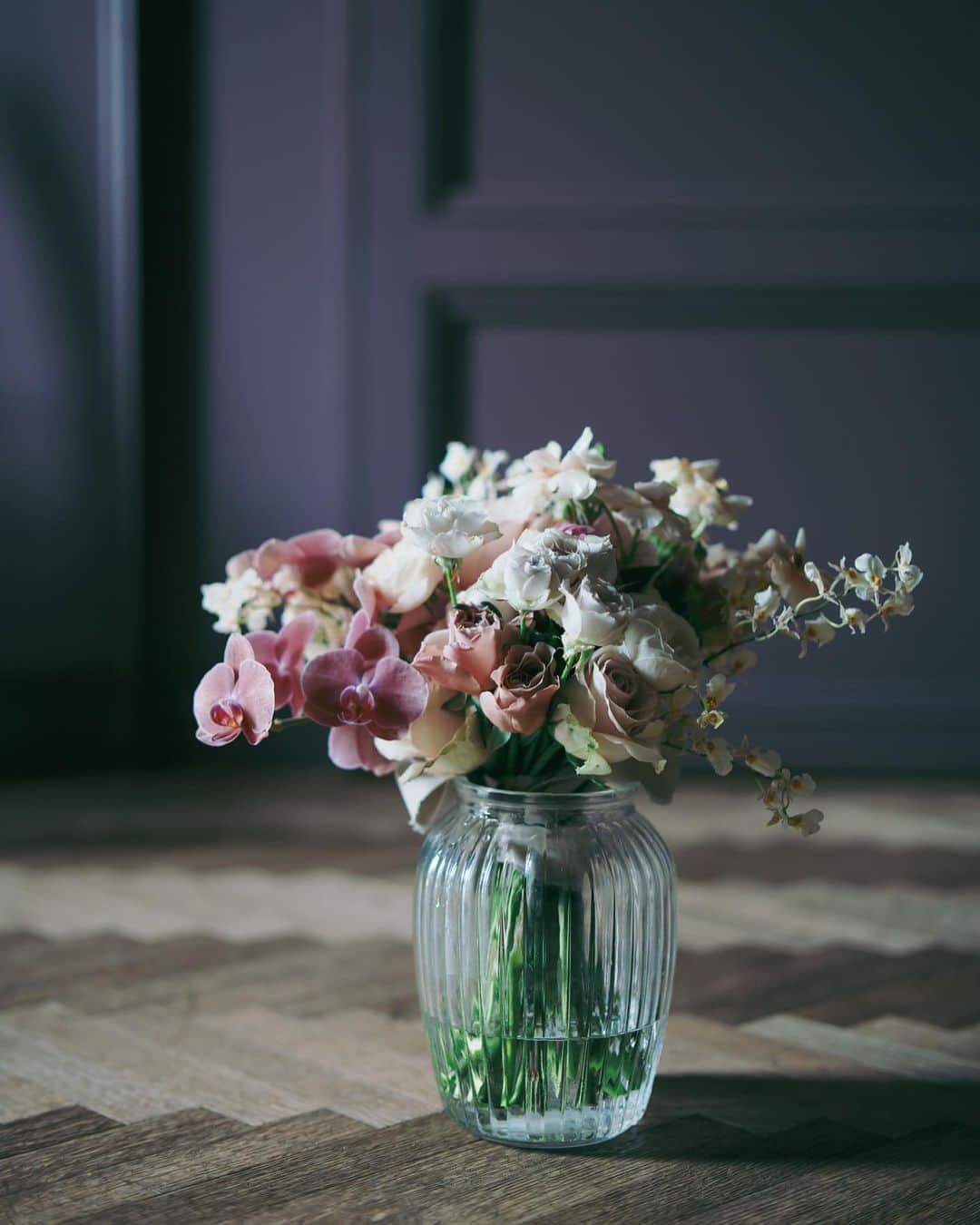 のインスタグラム：「.  Wedding Bouquet  お好みのお色味やドレスのデザインなどに合わせて 専属のフローリストとおつくりする 世界に一つだけのウェディングブーケ  柔らかい印象の中にも 動きのあるブーケのデザインがとても可愛いですね  みなさまはどんなデザインのブーケを お持ちになりたいですか  @oriental.hotel.kobe  @oriental.hotel.wedding  @kobe_laviephotography  @guppy_photograph  @thetreatdressing  @treat_gentleman  @noritaka_igarashi  #ohk花嫁 #weddingbouquet #weddingdress #tuxedo #ウェディングドレス #タキシード #ウェディングブーケ #居留地 #thetreatdreesing #orientalhotel #orientalhotelwedding #オリエンタルホテル #オリエンタルホテル旧居留地」