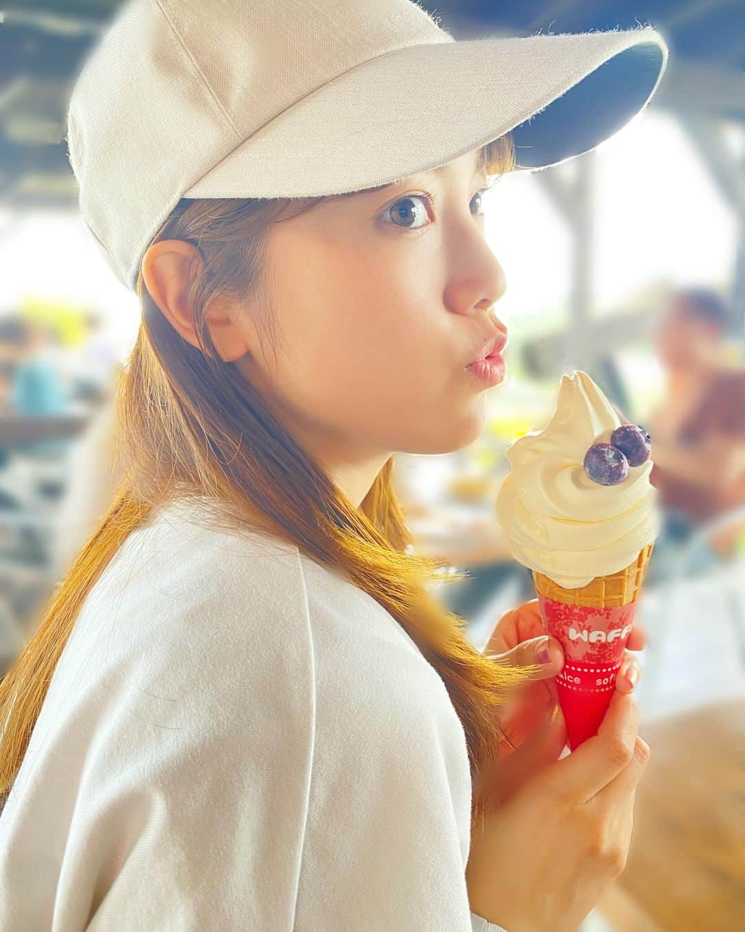 石原夏織のインスタグラム：「ソフトクリーム美味しかった😋🤍  #ソフトクリーム #🍦 #🫐 #石原夏織」