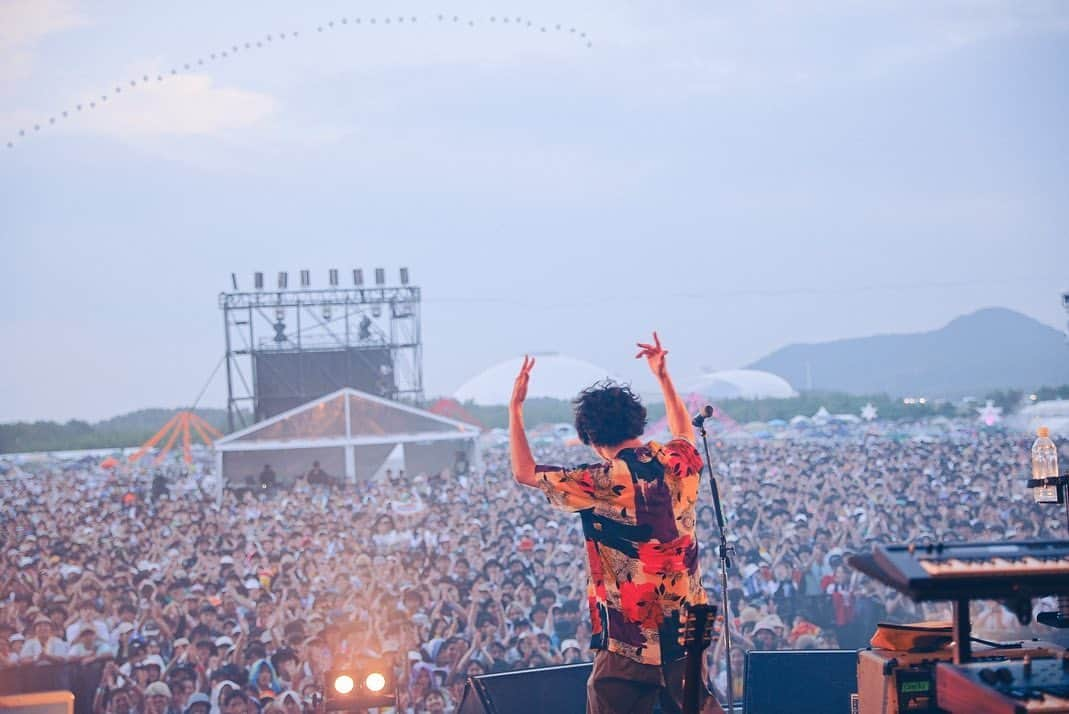 片岡健太のインスタグラム：「¨WILD BUNCH FEST. 2023¨  大きな歌声を聴かせてくれてありがとう。 嵐や疫病に何度も阻まれたワイバンが完走しきれたということが自分のことのように嬉しい。  おかえりワイルドバンチ。  Photo @sotarogoto   #ワイバン #wbf #sumika」