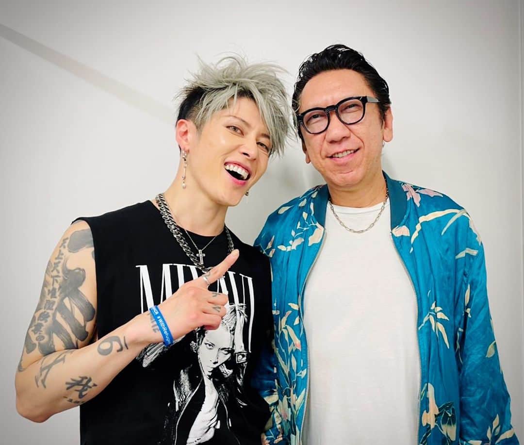 布袋寅泰のインスタグラム：「Happy 20th anniversary!!! Hope you have a great success in your future🔥同じ六弦の侍同士、これからもお互い魂を磨き合おう。 @miyavi_ishihara #miyavi #hotei #渋公でMIYAVIにバッタリ」