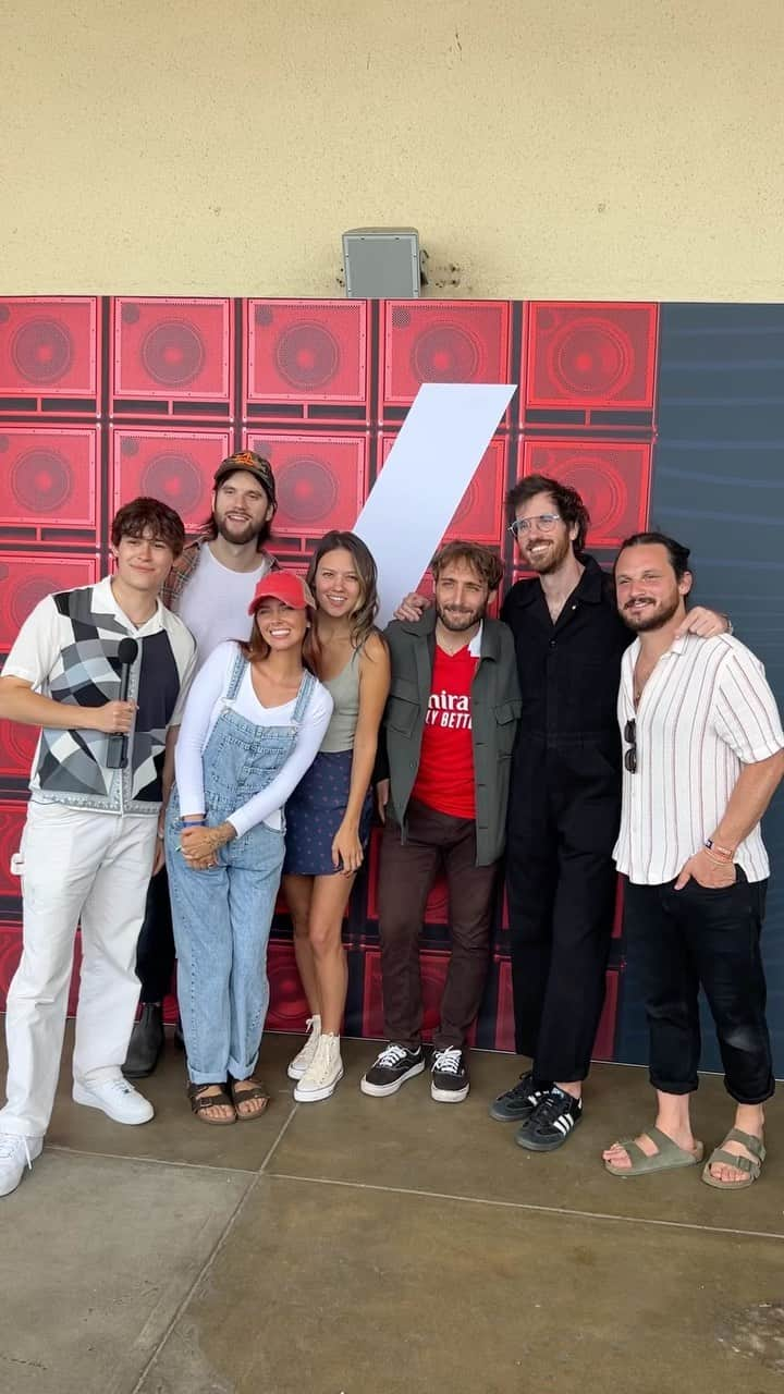 Emily Zeckのインスタグラム：「Had the best time taking all of these lucky Verizon Customers to meet @mtjoyband at Sea Hear Now!!! One of the many festival perks from @verizon #verizonpartner #itsyourverizon #ad @seahearnow」