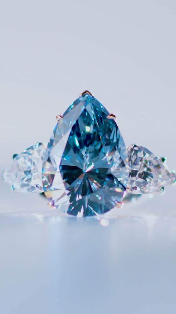 クリスティーズのインスタグラム：「Christie’s Geneva proudly presents BLEU ROYAL 💎   Bleu Royal will be the leading highlight of the upcoming Magnificent Jewels auction on November 7 at Christie’s Geneva. Weighing 17.6 carats, Bleu Royal is the LARGEST Internally Flawless Fancy Vivid Blue gem ever to appear for sale in auction history.    Cut and polished into a perfectly symmetrical pear combined with a rich vivid blue colour and flawless purity, this diamond is amongst the rarest to have been unearthed (estimate US$35–50 Million). Bleu Royal has remained part of an important private collection for the past 50 years. This is the first time the stone, set in a ring, will be presented for sale at auction.    “This is a true miracle of nature,” Rahul Kadakia, International Head of Christie’s Jewels comments. “Over our 257 year history, Christie’s has had the privilege of offering the world’s rarest gems at auction, and Bleu Royal continues this tradition. We are proud to offer collectors the opportunity to own a diamond fit for Royalty.”   Driven by collector demand and an increasingly limited supply, prices for top-quality colored diamonds have increased exponentially in recent years. In the saleroom, Fancy Vivid Blue diamonds over 10 carats are virtually unheard of — in more than 257 years of auction history at Christie’s, only three such stones have ever appeared for sale:    The Bulgari Blue - 10.95 carats - sold: $15,762,500 - New York | 20 October 2010   The Winston Blue - 13.22 carats -  sold: $23,795,372 - Geneva | 15 May 2014   The Oppenheimer Blue - 14.62 carats – sold: $57,541,779 - Geneva | 18 May 2016   Bleu Royal 17.6 carats, Fancy Vivid Blue, Internally Flawless Estimate: USD 35,000,000 – 50,000,000   Magnificent Jewels | Geneva | November 7 2023   #christiesjewels #christies #BlueDiamond #BleuRoyal #VividBlue #InternallyFlawless #Geneva #fourseasonshoteldesbergues #MagnificentJewels #callchristies #bidnow」