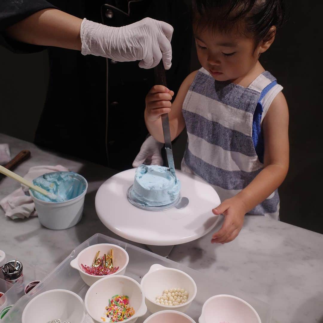 青谷優衣さんのインスタグラム写真 - (青谷優衣Instagram)「@marinehouse_yourstorycake  🎂💕  いつも外から見ているキッチンに入らせてもらって、パティシエさんに教えていただきながら初めてのケーキ作り体験😍  クリームの色から選び、ケーキを回しながらクリームをぬり、飾りつけまでやらせてもらいました  とにかく味見をたくさんして、😂 可愛く作れて大満足な娘。  とっても嬉しかったようで帰り道は『ケーキ持つ！』と大切に抱えておりました。おかげさまで家につくと斜めになったケーキ☺️☺️  もうすぐお誕生日のパパにプレゼントしました🎂💕」9月18日 22時55分 - yu__i.aoya
