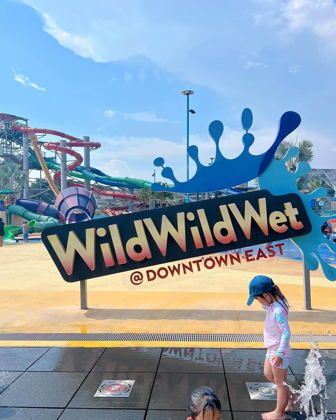 Remiのインスタグラム：「the biggest waterpark in Singapore🌴🇸🇬 アジアクルーズから降りたらそのままシンガポール最大のウォーターパークへ！🛝💦 流れるプールや波のプールの他、キッズエリアやスライダーも充実して楽しかった💕 新調した浮き輪たちも活躍✨ 👨🏻の友人家族とビーチ沿いのレストランでご飯を食べて、公園で夜まで遊び倒した日😇  ------------ 📍 #Singapore 🛝 #WildWildWet  @downtowneast  🗓 2023.9.16  #シンガポール #ウォーターパーク #ワイルドワイルドウェット #子連れ旅行 #waterwark #downtowneast #remi_world2023」