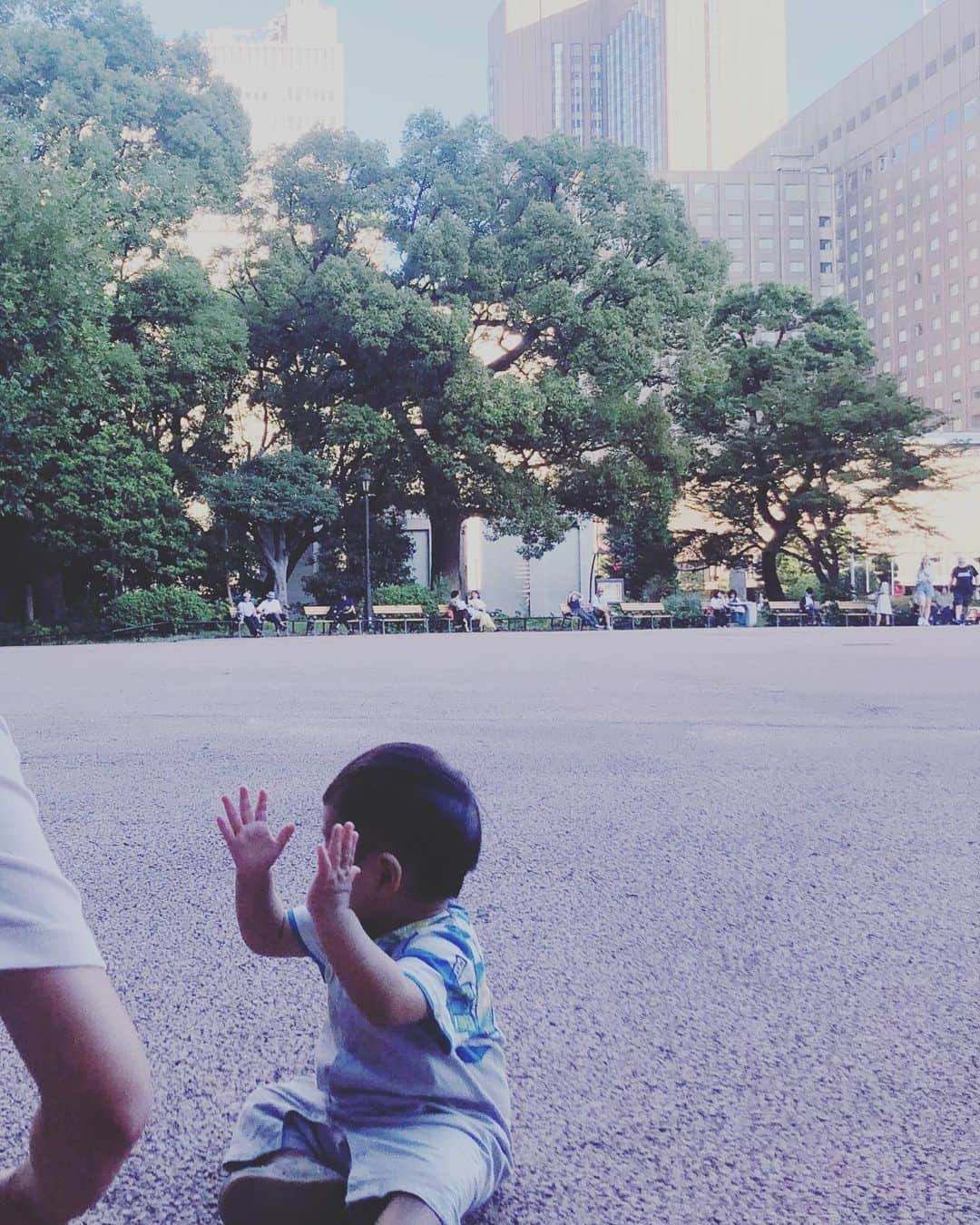 風凛水花さんのインスタグラム写真 - (風凛水花Instagram)「私の永遠のパワースポット✨ 東京宝塚劇場が見える公園で、初めてお靴を履いて遊んでみました👶❤️ わんぱく息子は、少し前からから2.3歩1人で歩くようになり突然コツを掴みヨチヨチと歩く回数が増えたのでお靴を持って初めてのお出かけ😊🧦 ニコニコ遊んでいると、お優しいお姉さん達にオツムテンテンしてもらいご満悦でした☺️✨  美味しいパンケーキも食べて、楽しい休日でした😊❤️  #公園デビュー」9月18日 23時01分 - furimizuka