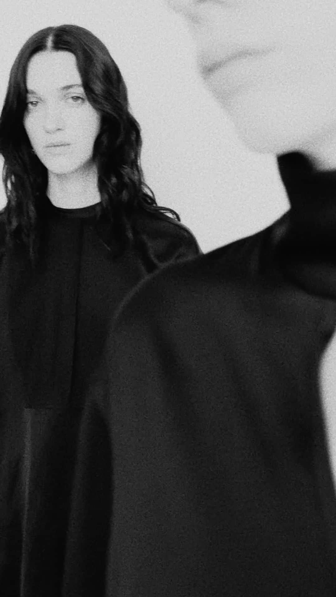 ジルサンダーのインスタグラム：「7 Days Shirts Collection @stephen.kidd   #JilSanderbyLucieandLukeMeier」