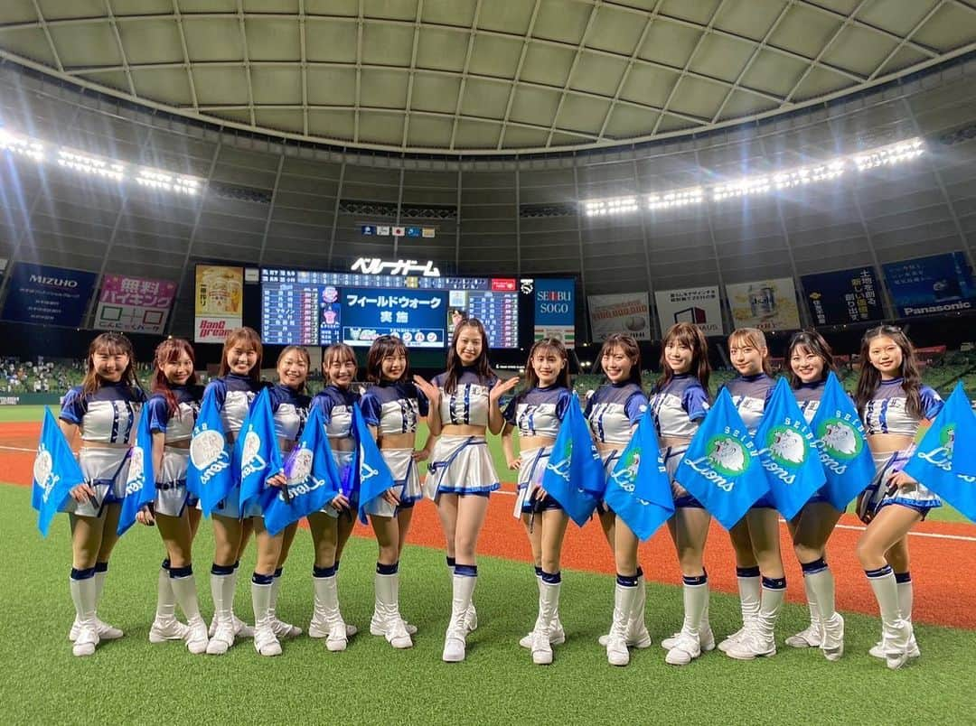 山口清香さんのインスタグラム写真 - (山口清香Instagram)「@bluelegends_lionsofficial の皆さんと💙  今日の放送でもあったのですが、出番終了後レジェンズの皆さんから素敵な色紙をいただきました😭 とっても可愛くて、早速お部屋に飾っています♡  ディレクターのゆきさんとレジェンズの皆さん！ 練習の時から親切に丁寧に色々と教えてくださり、 本当にありがとうございました😭♡ 皆さんが本当に優しくて救われました！ これからも応援してます📣  ゆーまろさん、ゆうみさん、レオ、ライナとも写真を撮っていただきました📷 ありがとうございました🙇✨  #ライオンズチャンネル #bluelegends #ブルーレジェンズ #チア #野球 #埼玉西武ライオンズ」9月18日 23時02分 - sayaka__yamaguchi_