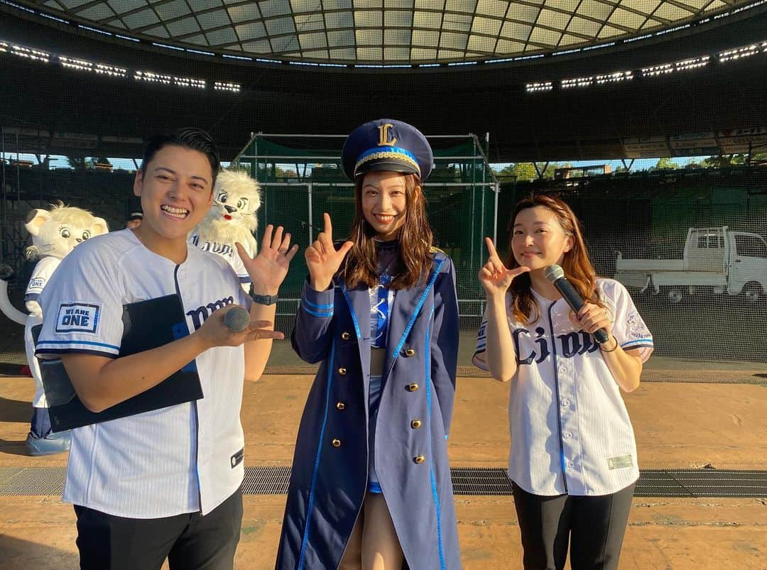 山口清香さんのインスタグラム写真 - (山口清香Instagram)「@bluelegends_lionsofficial の皆さんと💙  今日の放送でもあったのですが、出番終了後レジェンズの皆さんから素敵な色紙をいただきました😭 とっても可愛くて、早速お部屋に飾っています♡  ディレクターのゆきさんとレジェンズの皆さん！ 練習の時から親切に丁寧に色々と教えてくださり、 本当にありがとうございました😭♡ 皆さんが本当に優しくて救われました！ これからも応援してます📣  ゆーまろさん、ゆうみさん、レオ、ライナとも写真を撮っていただきました📷 ありがとうございました🙇✨  #ライオンズチャンネル #bluelegends #ブルーレジェンズ #チア #野球 #埼玉西武ライオンズ」9月18日 23時02分 - sayaka__yamaguchi_