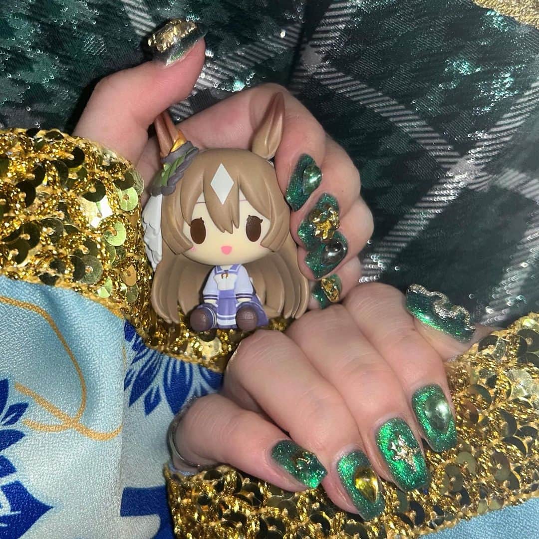のインスタグラム：「🐎💨💎💚☁️☁️ ⠀ ⠀ パーツはきらきら、ベースは衣装に合わせたグリーン💭 ダイヤモンドの形のパーツがお気に入りです💎(左小指)」