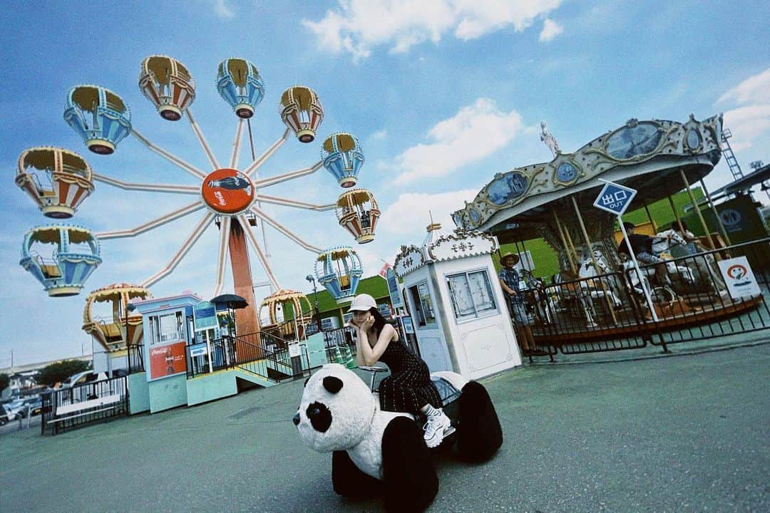田村芽実のインスタグラム：「夏、終わる終わる言って全然おわんないあついじゃない  遊園地にパンダがいると必ずお金入れて乗る。  乗り回しすぎて遊園地の真ん中まで行った時止まっちゃって、力ずくで元の場所まで戻してる姿を観覧車に乗ってらっしゃった集団の男子中学生にジロジロ見られて恥ずかしかった。」