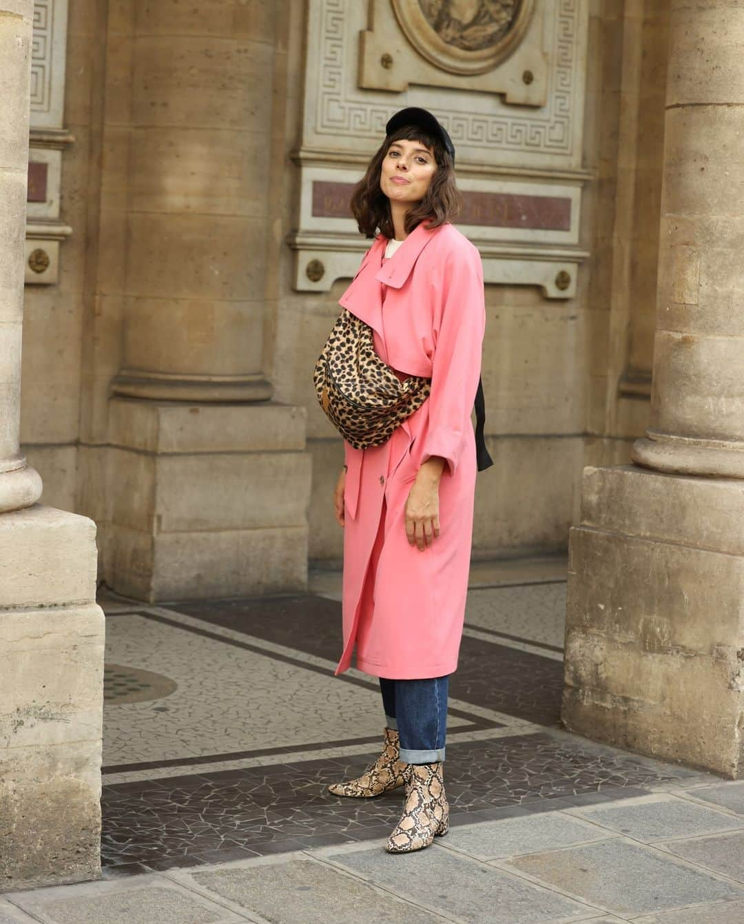 lisa gachetさんのインスタグラム写真 - (lisa gachetInstagram)「Gros crush sur ce look de rentrée ! 💓  Osez la couleur et la douceur de ce trench Raoul Rose, sur lequel votre Banana ou Bananita sera sublimée ✨  Fabriqué au Portugal, notre trench est disponible du 34 au 52  A retrouver sur makemylemonade.com  🍋 #makemylemonade #banana #bananita #trench」9月18日 23時04分 - makemylemonade