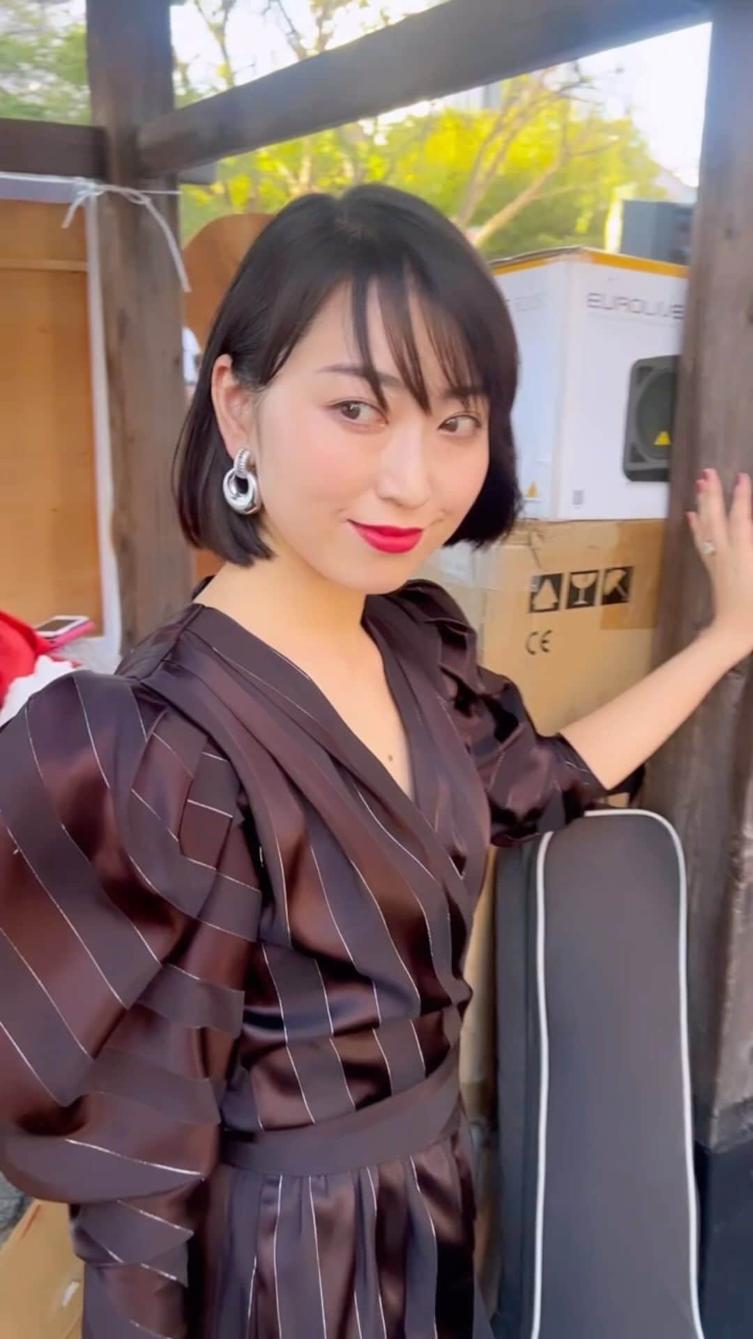 中里亜美のインスタグラム：「#しながわ宿場まつり 🎤 ありがとうございました🎉 地元はあったかいねぇ〜〜❤️ @scarab.music のお披露目もできてよかった😚 遠くからもファンの方が来てくれて嬉しかった！ 歌っていかなきゃ！！！🩷  #地元 #品川 #時代をつなぐ歌謡曲シンガー #中里亜美 #歌謡曲」